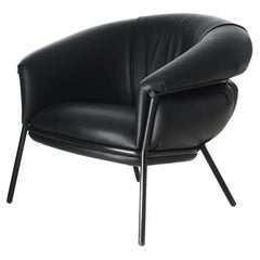 Fauteuil Grasso par Stephen Burks revêtement en cuir noir rembourré structure noire