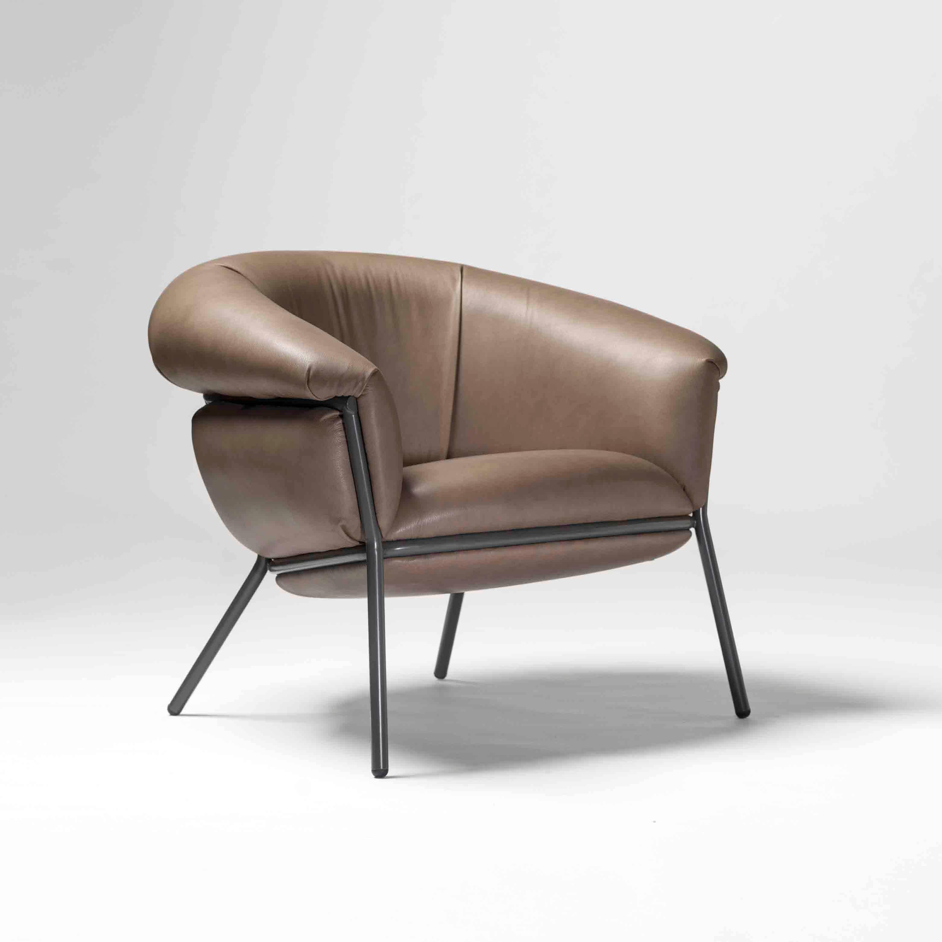 Ein Sessel aus Eisenrohr (25 mm) mit Struktur. Sitz und Rückenlehne mit Leder gepolstert.

Die Lederpolsterung legt sich über die nackte Eisenstruktur und kontrastiert mit dem luxuriösesten Gefühl der Haut.