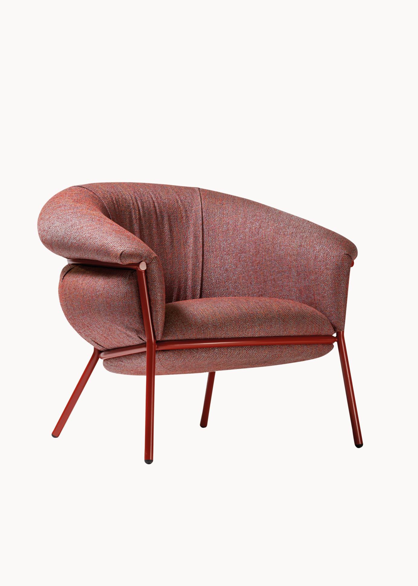 “Grasso is not fat. Grasso is more than fat. It’s overflowing.” This is how Stephen Burks sums up his collection for BD. An armchair that pursues “ultra-comfort”, and invites you to sit on it. The leather upholstery oozes over the bare iron