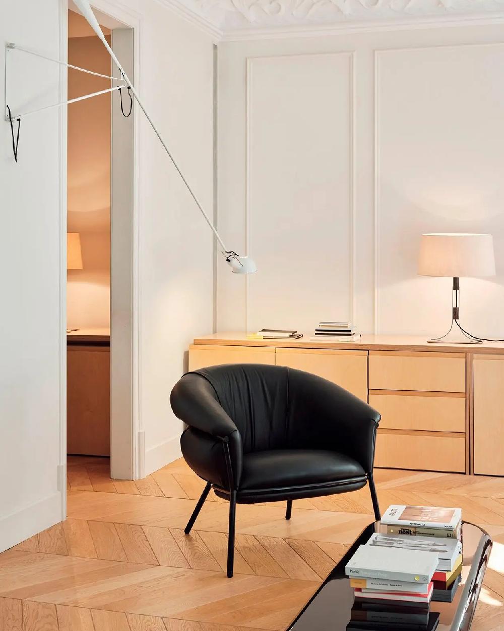 Grasso Armchair in Black Leather by BD Barcelona In New Condition For Sale In Brooklyn, NY