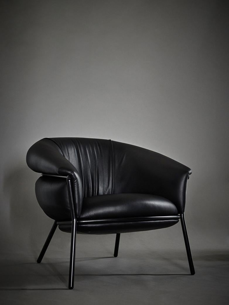 “Grasso is not fat. Grasso is more than fat. It’s overflowing.” This is how Stephen Burks sums up his new collection for BD. 
An armchair that pursues a visual “ultra-comfort”, and invites you to sit on it. 
The leather upholstery oozes over the