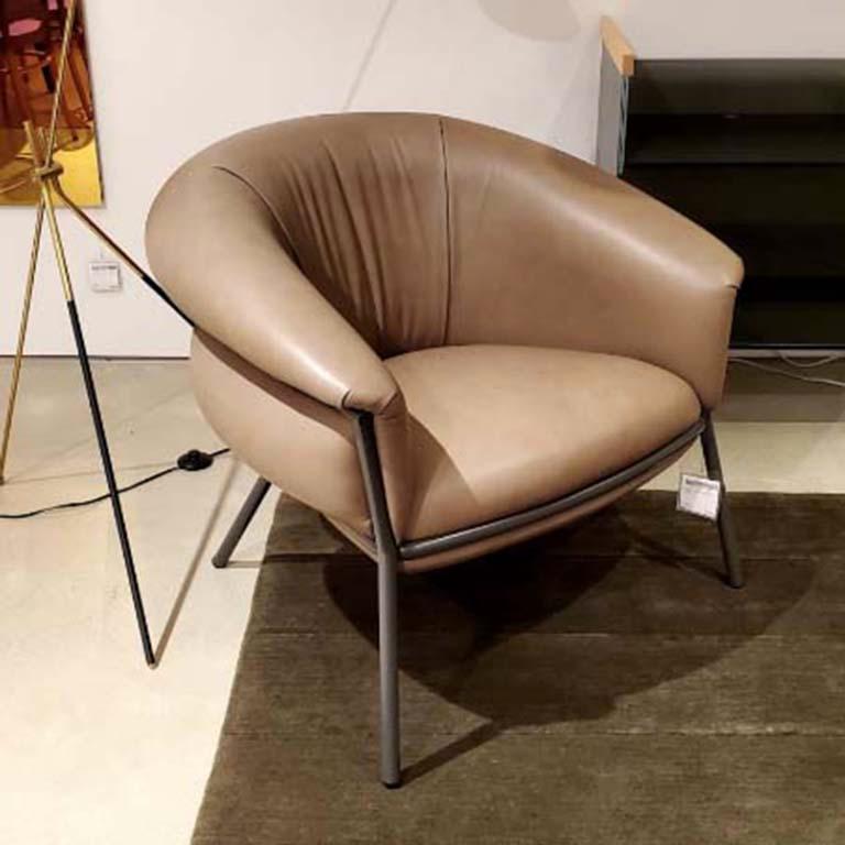 “Grasso is not fat. Grasso is more than fat. It’s overflowing.” This is how Stephen Burks sums up his new collection for BD. An armchair that pursues a visual “ultra-comfort”, and invites you to sit on it. The leather upholstery oozes over the bare