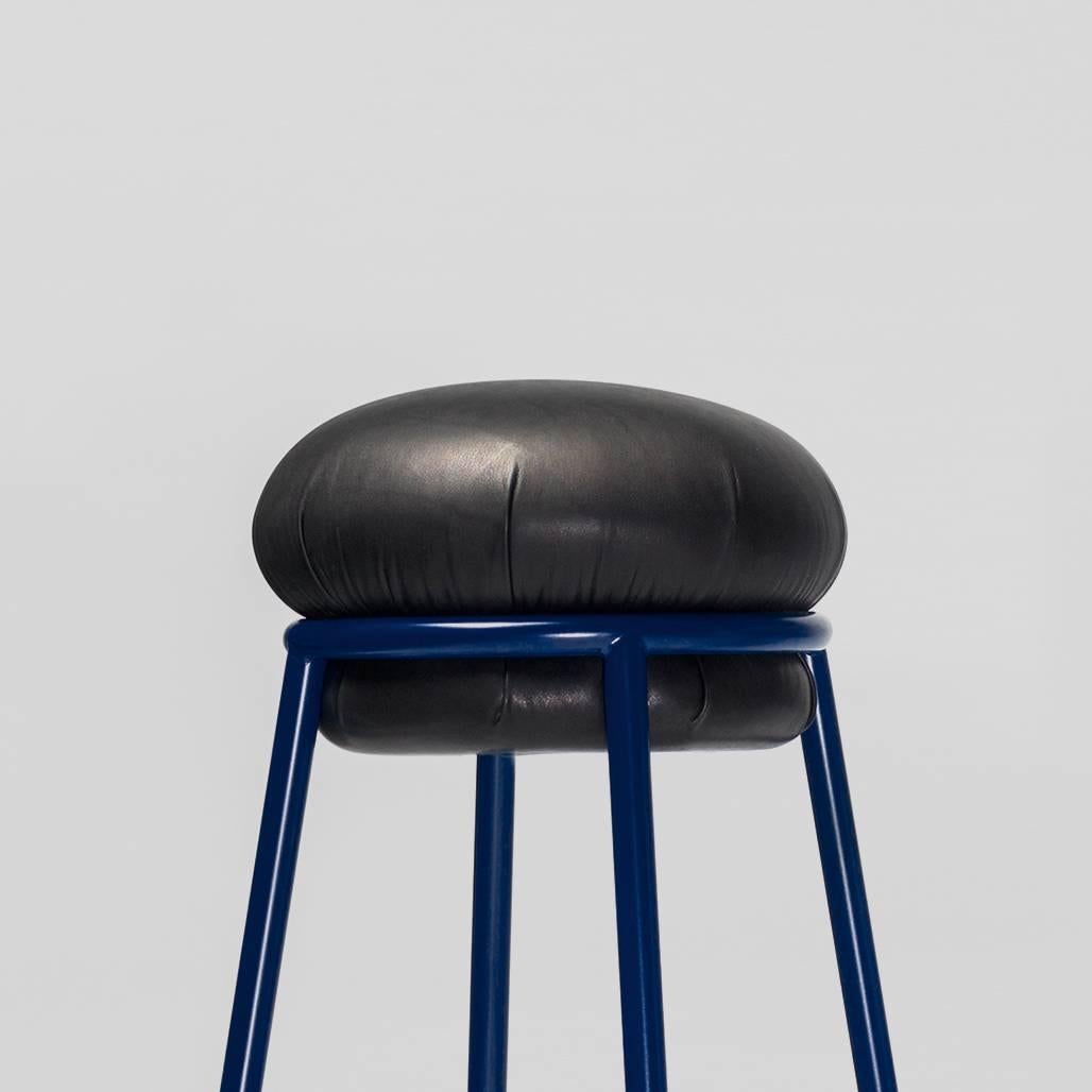 Ein Sessel aus Eisenrohr (25 mm) mit Struktur. Sitz und Rückenlehne mit Leder gepolstert.

Die Lederpolsterung bedeckt die nackte Eisenstruktur. 

Maße: Ø36 x H 80 cm

Jahr: 2018.