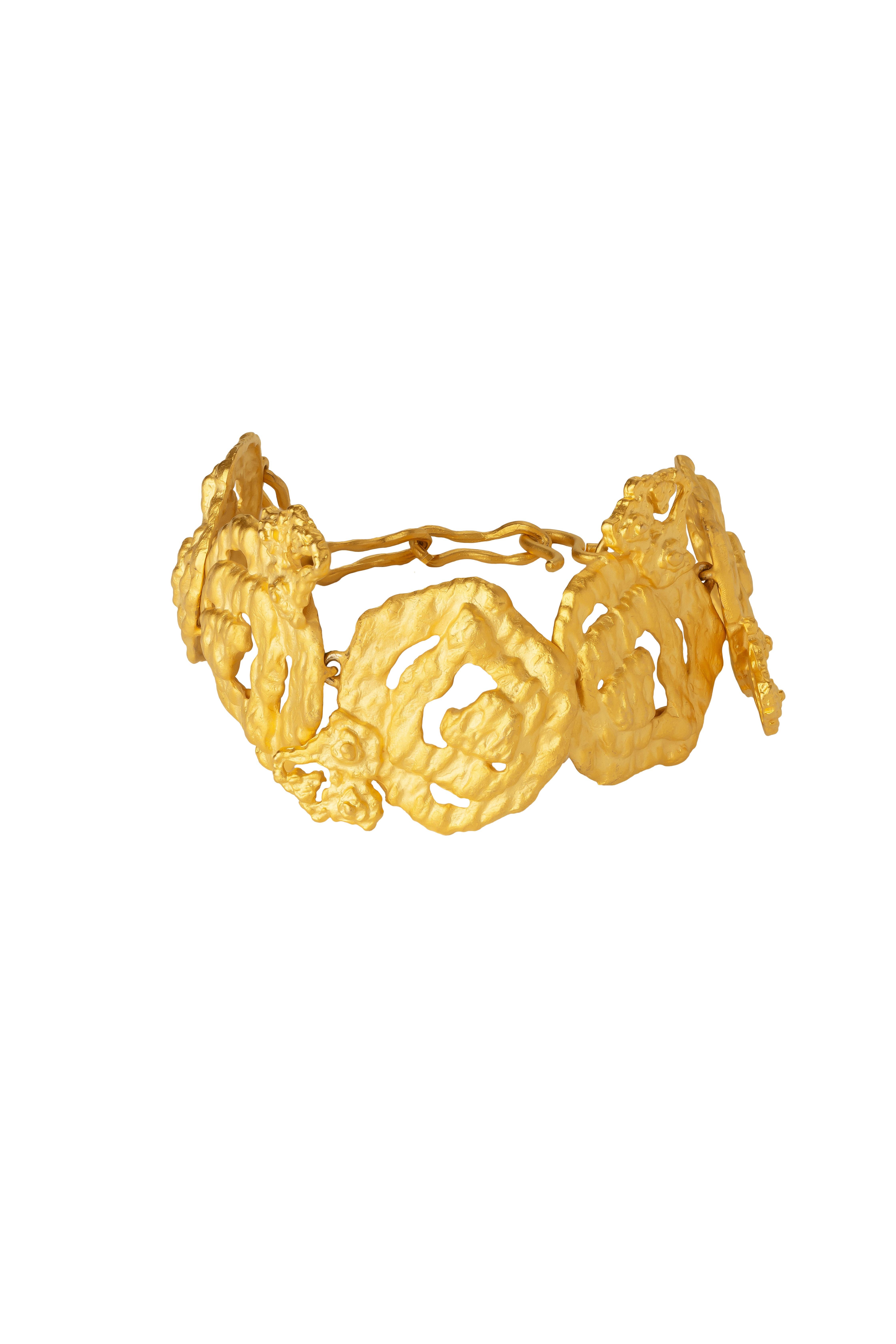Detalles del producto
La Pulsera Grava es una secuencia de bucles irregulares de textura desenfrenada que giran en espiral alrededor de la muñeca. Cada disco es distinto del otro para significar la individualidad de los elementos de la naturaleza. 