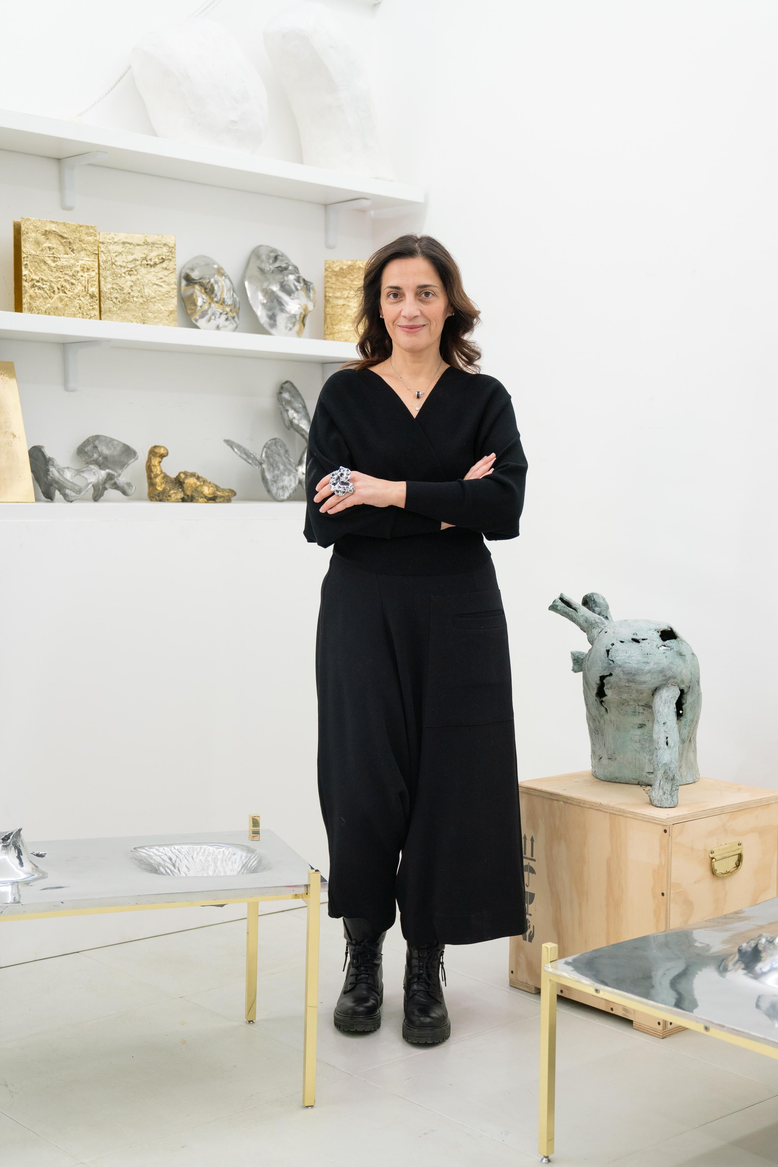 Gravidique, esthétique contemporaine en sculpture lisse en fonte de bronze, patine noire. en vente 2