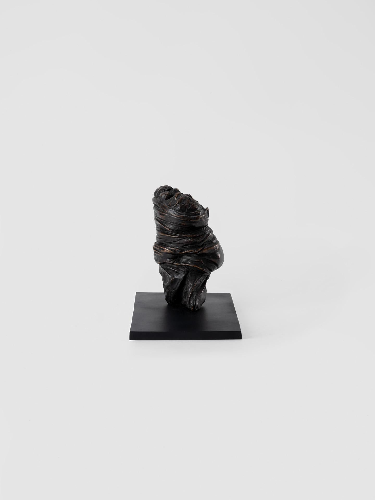 italien Gravidique, esthétique contemporaine en sculpture lisse en fonte de bronze, patine noire. en vente