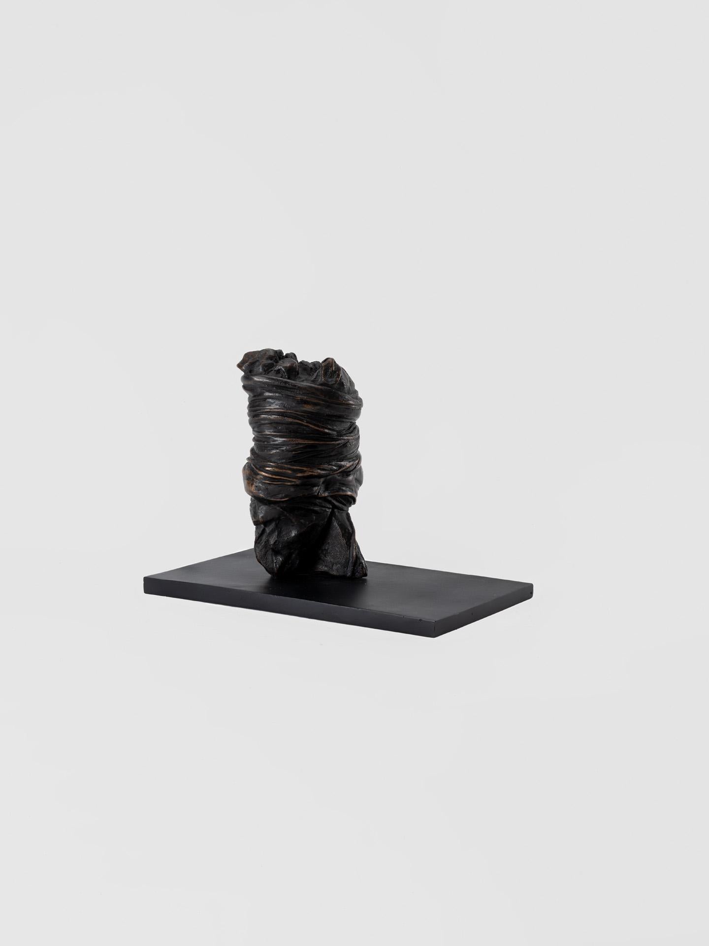 Moulage Gravidique, esthétique contemporaine en sculpture lisse en fonte de bronze, patine noire. en vente