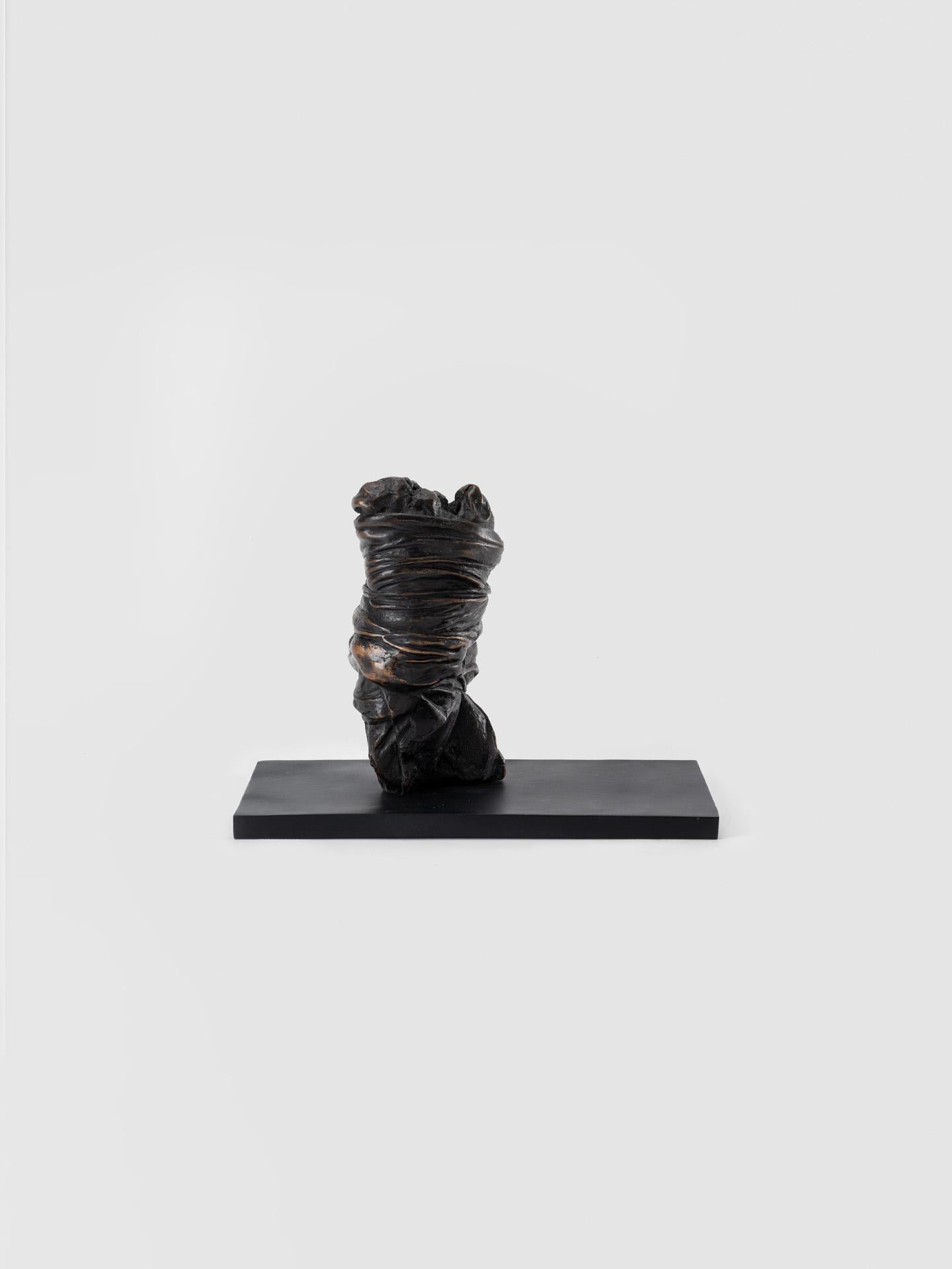 Gravidique, esthétique contemporaine en sculpture lisse en fonte de bronze, patine noire. Neuf - En vente à Roma, IT