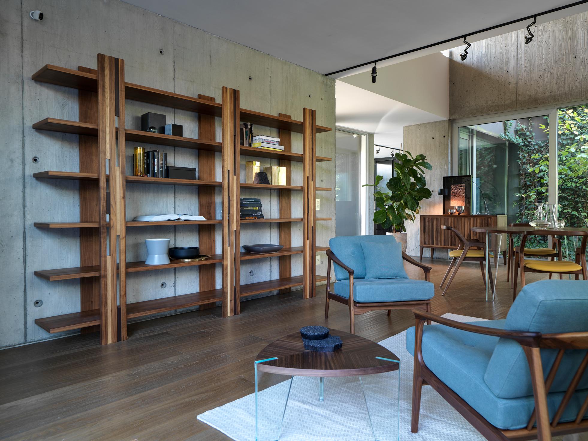 Libreria Gravità E 150 di Dale Italia
Dimensioni: D 40 x L 298 x H 208 cm.
Materiali: Noce e vetro.

Libreria in massello di noce canaletto composta da moduli singoli. L'imballaggio varia in base alle dimensioni della composizione da trasportare.