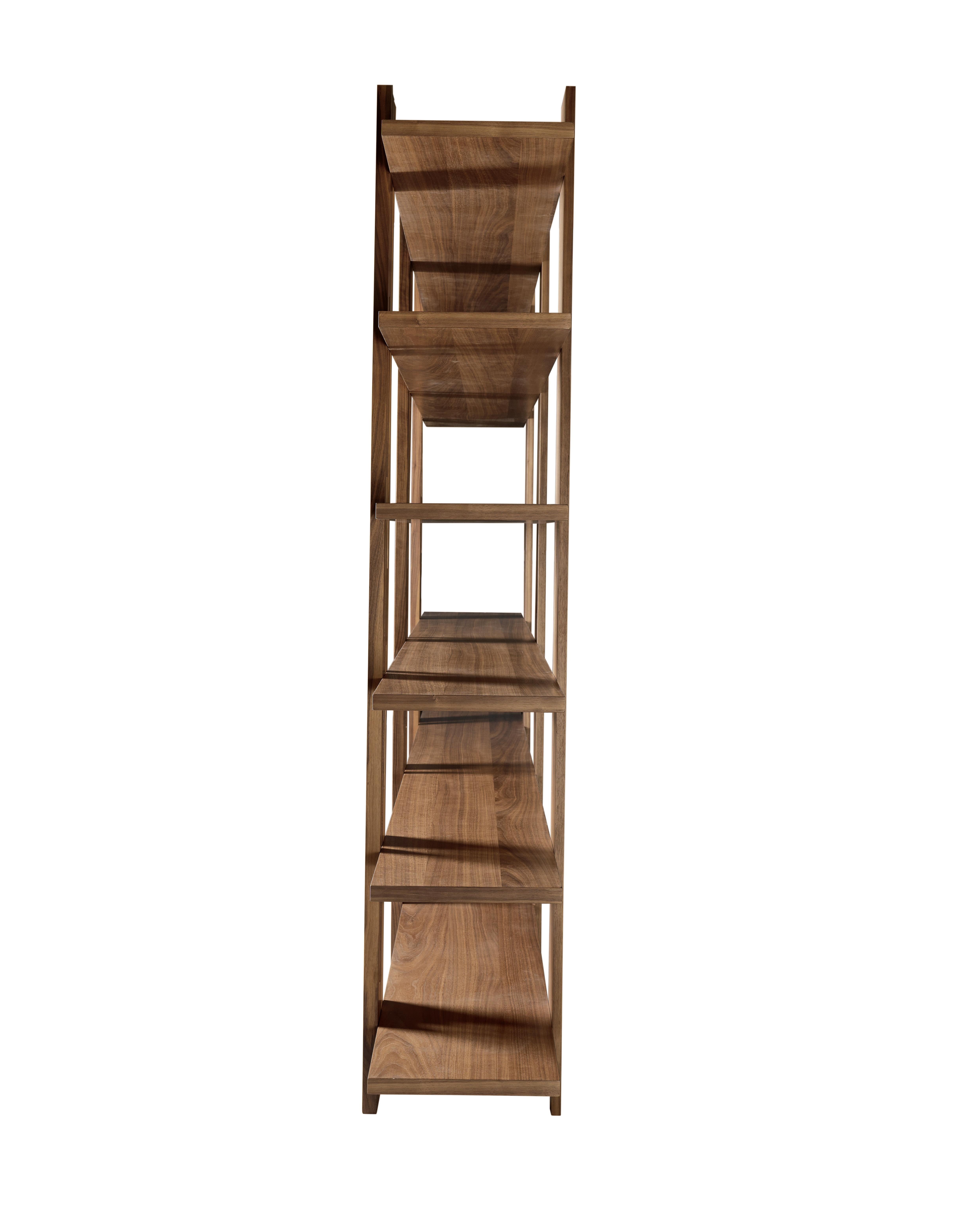 Das Bücherregal Gravità aus Massivholz ist eine schlichte und geradlinige Komposition, die ein Gefühl des Schwebens vermittelt. Es verwendet magnetische vertikale Elemente, um die Fugen der Auflageflächen zu verbergen.