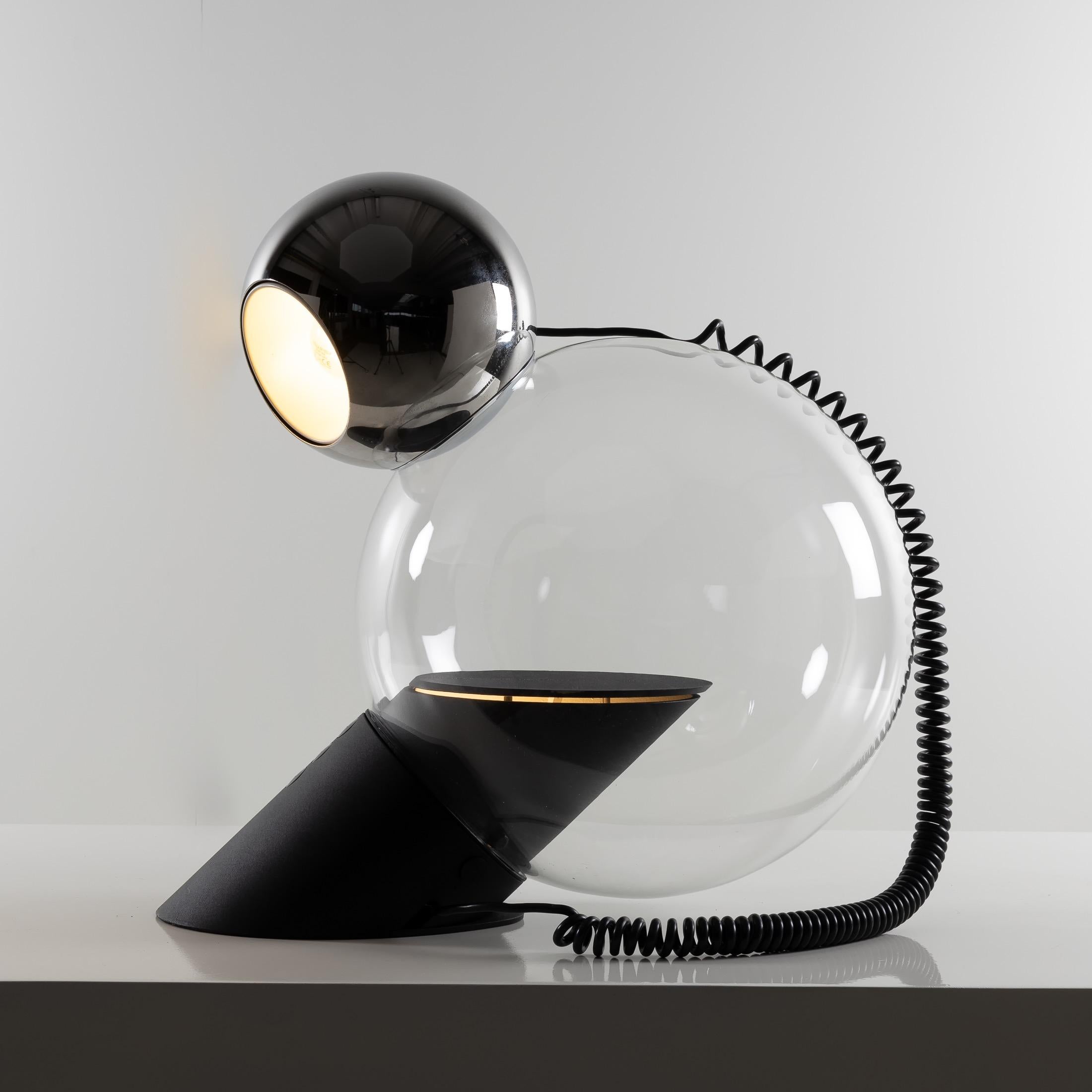 About Gravita, table lamp by Antonio Macchi Cassia
Adjustable table lamp, The luminaire in the form of a chrome 