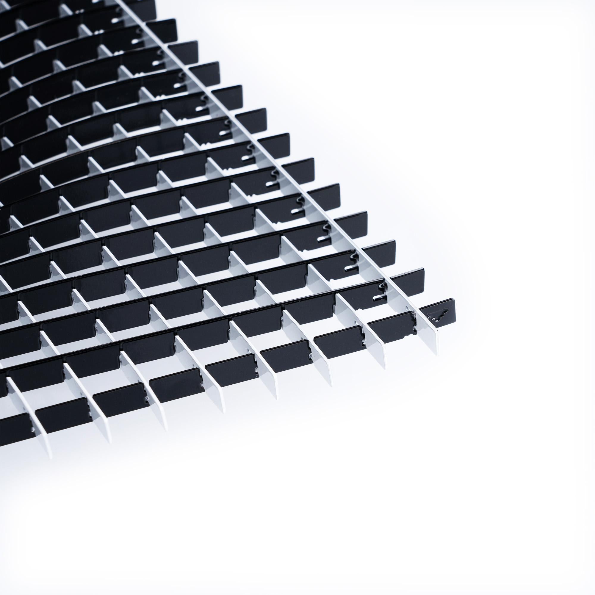Une grille cartésienne modifiée par la gravité : l'image d'un trou noir.
Le centre de gravité en noir et blanc change d'aspect selon le point de vue. Le plateau passe également d'un carré à un diamant grâce à la technique d'assemblage