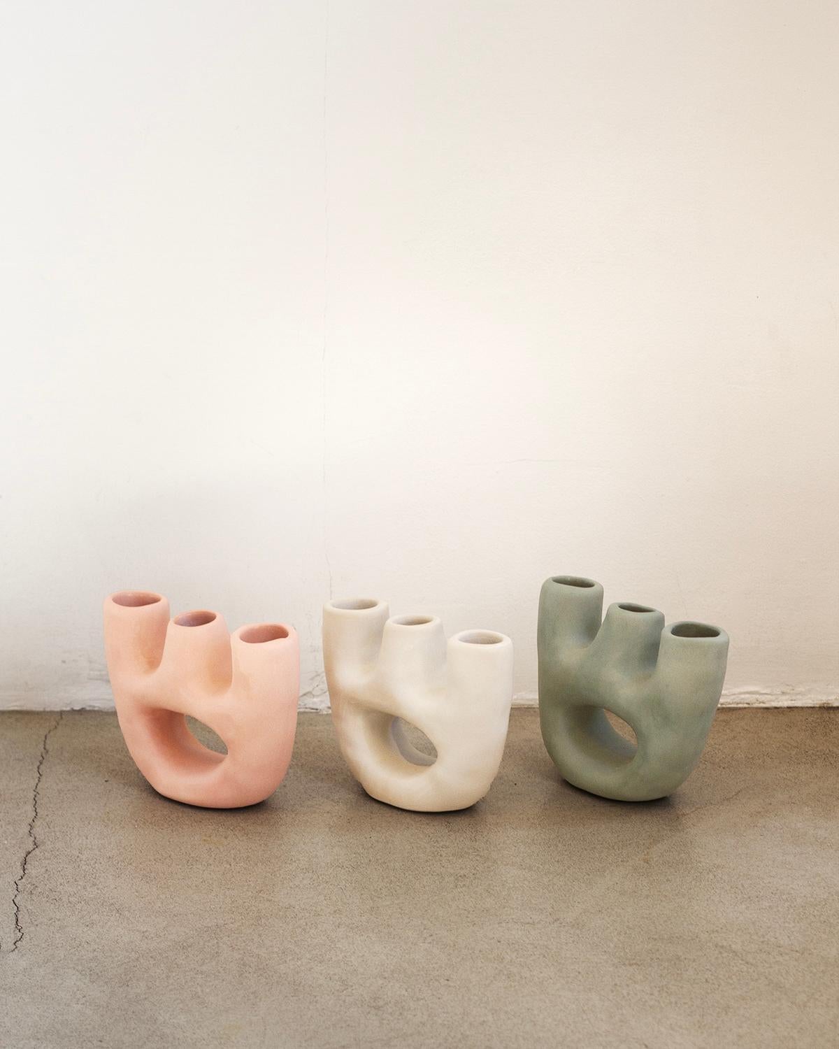 Organique Vase en argile organique et moderne fait à la main blanc os en vente