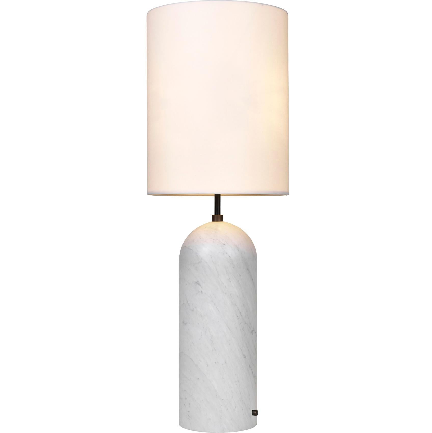 „Gravity XL High“ Stehlampe für Gubi aus weißem Marmor mit weißem Schirm (Dänisch) im Angebot