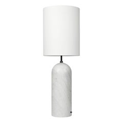Lampada da terra 'Gravity XL High' per Gubi in marmo bianco con paralume bianco
