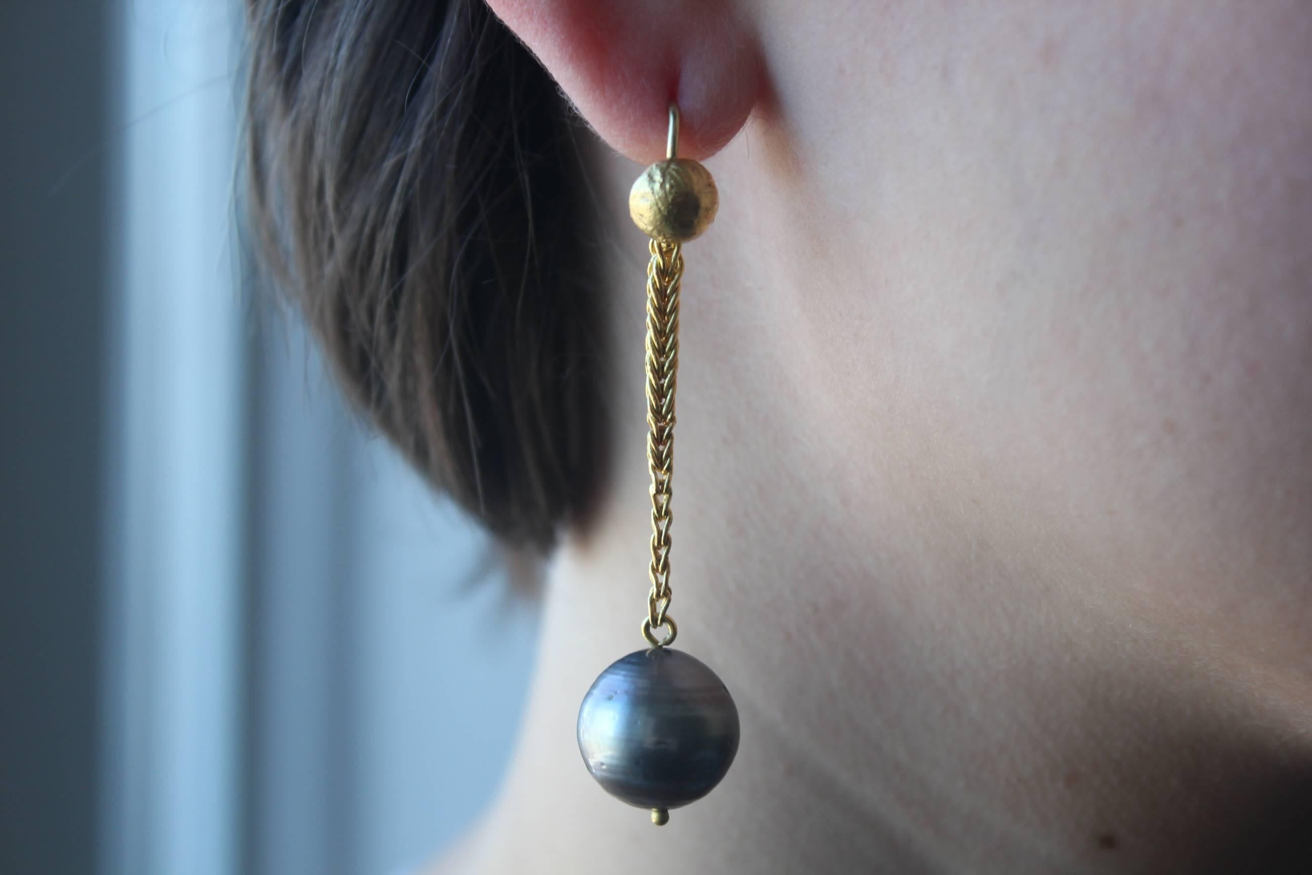 Gray 22K Gold Tahitian Pearl Dangle Drop Earrings Contemporary Design For Sale 3