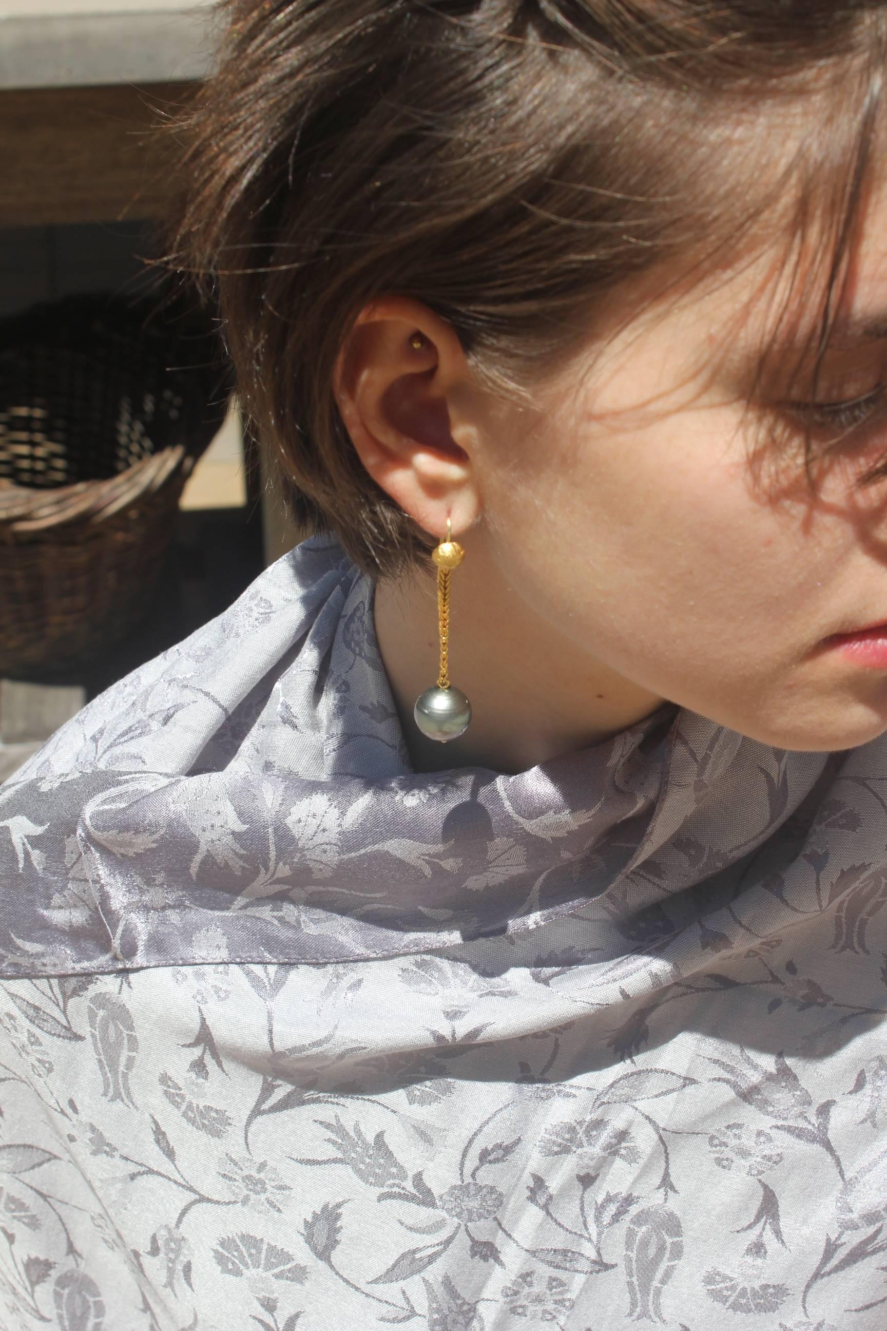 Gray 22K Gold Tahitian Pearl Dangle Drop Earrings Contemporary Design For Sale 4