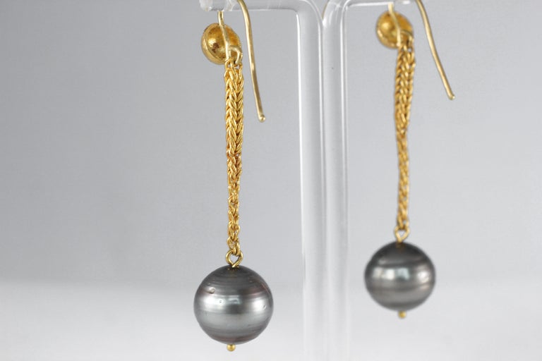 Round Cut Gray 22 Karat Gold Tahitian Pearl Dangle Drop Earrings Contemporary Designer For Sale