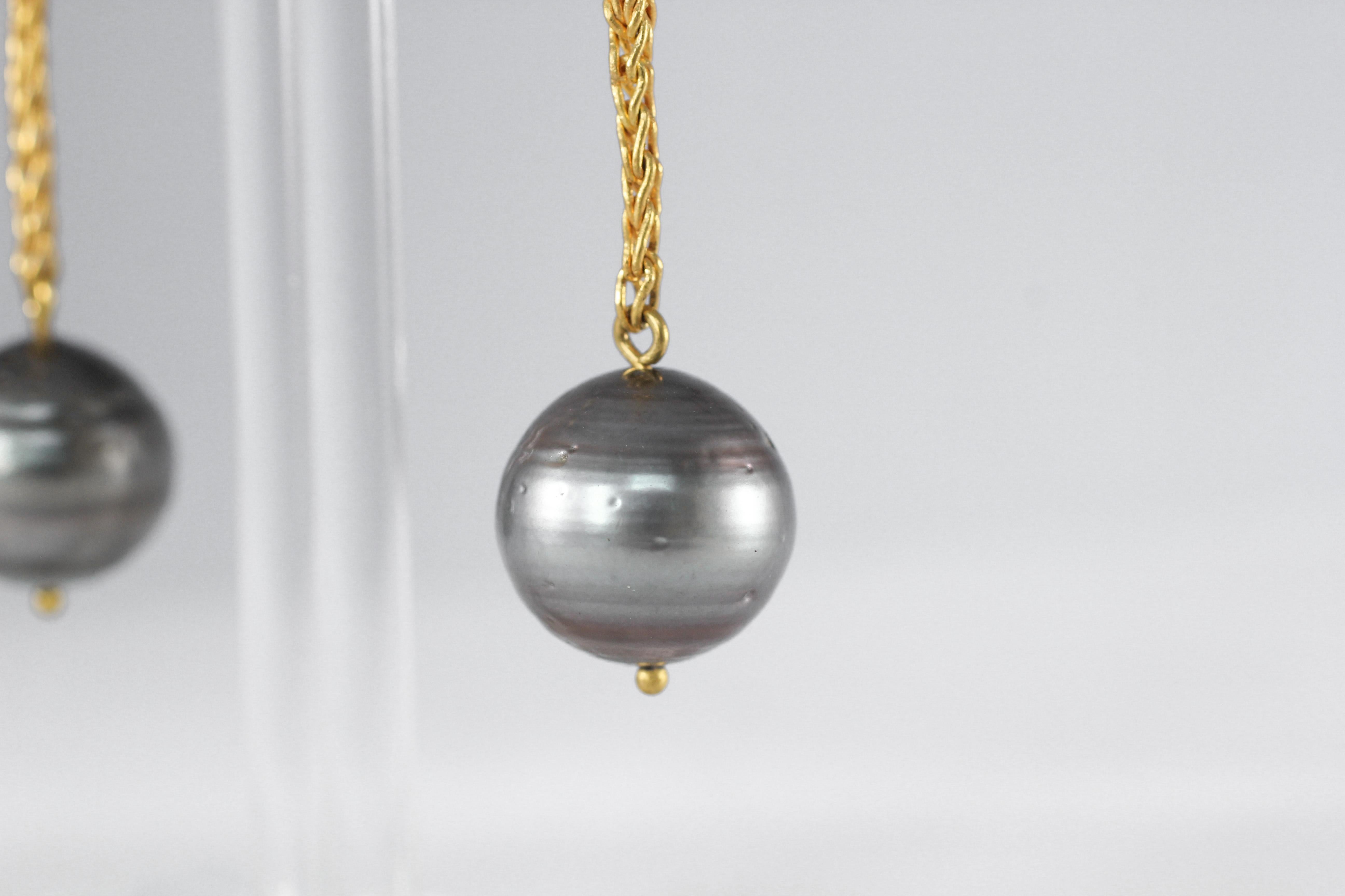 Taille ronde Boucles d'oreilles pendantes grises en or 22K avec perles de Tahiti Design contemporain en vente