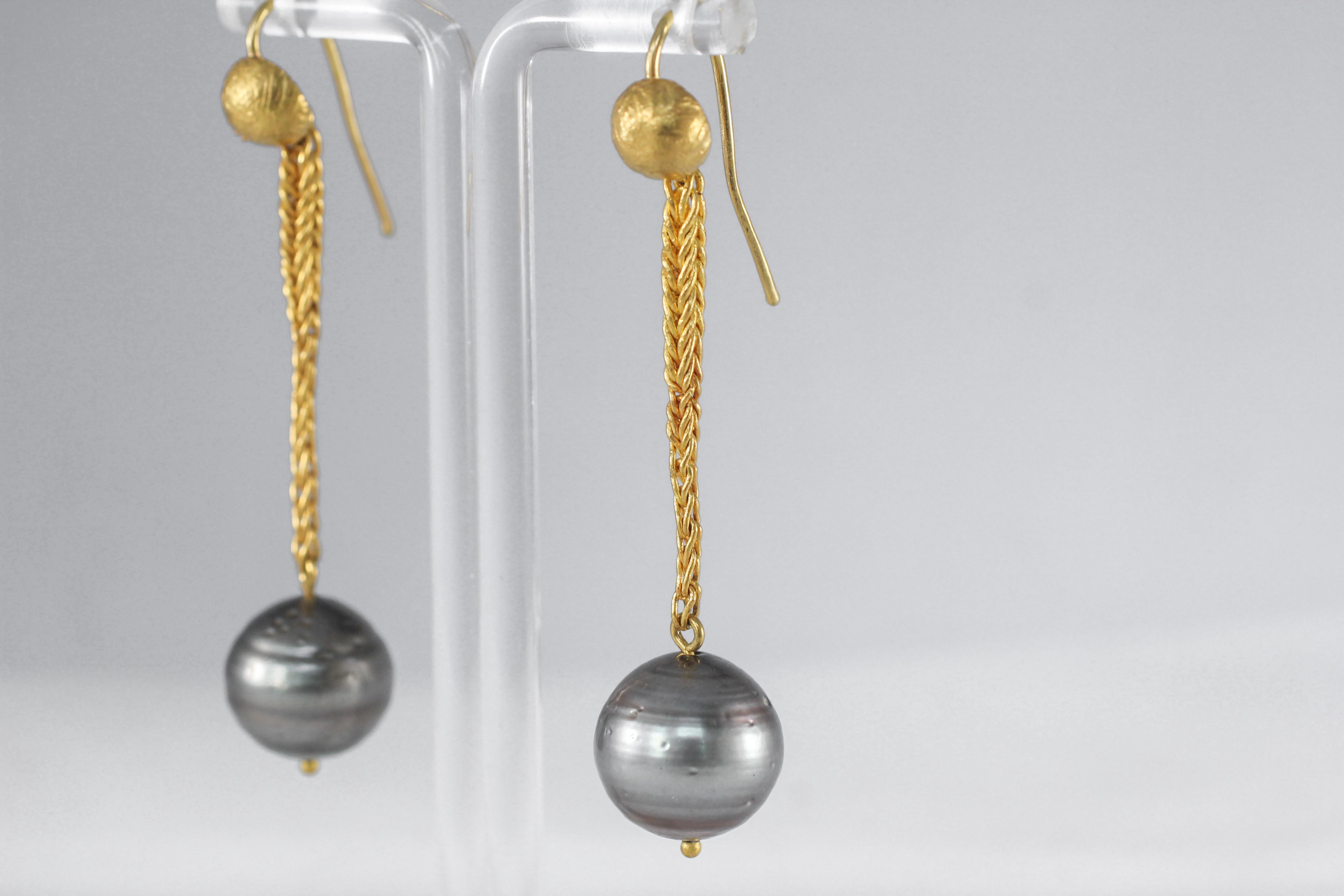 Round Cut Gray 22K Gold Tahitian Pearl Dangle Drop Earrings Contemporary Design For Sale