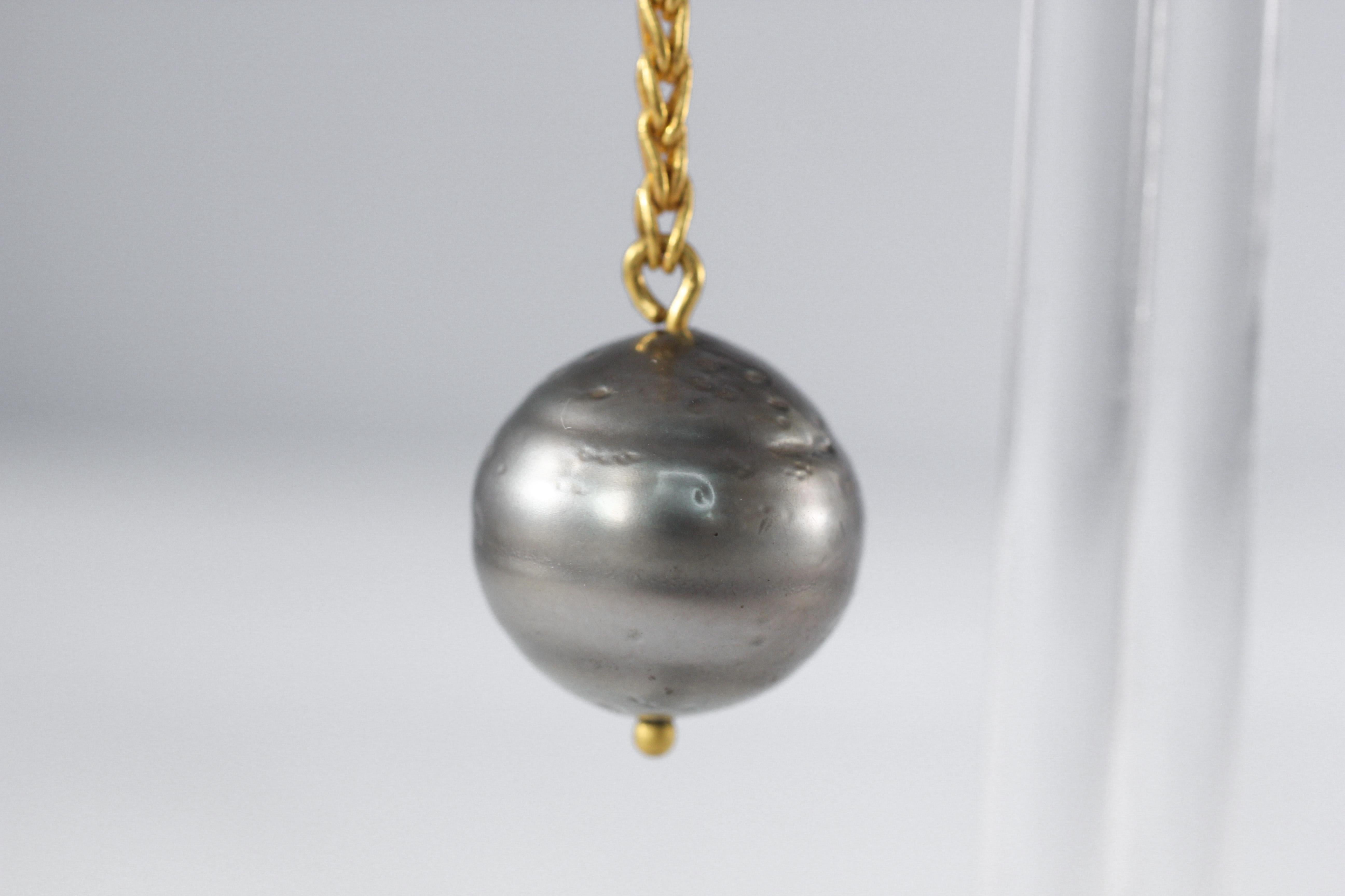 Gray 22K Gold Tahitian Pearl Dangle Drop Earrings Contemporary Design In New Condition For Sale In New York, NY