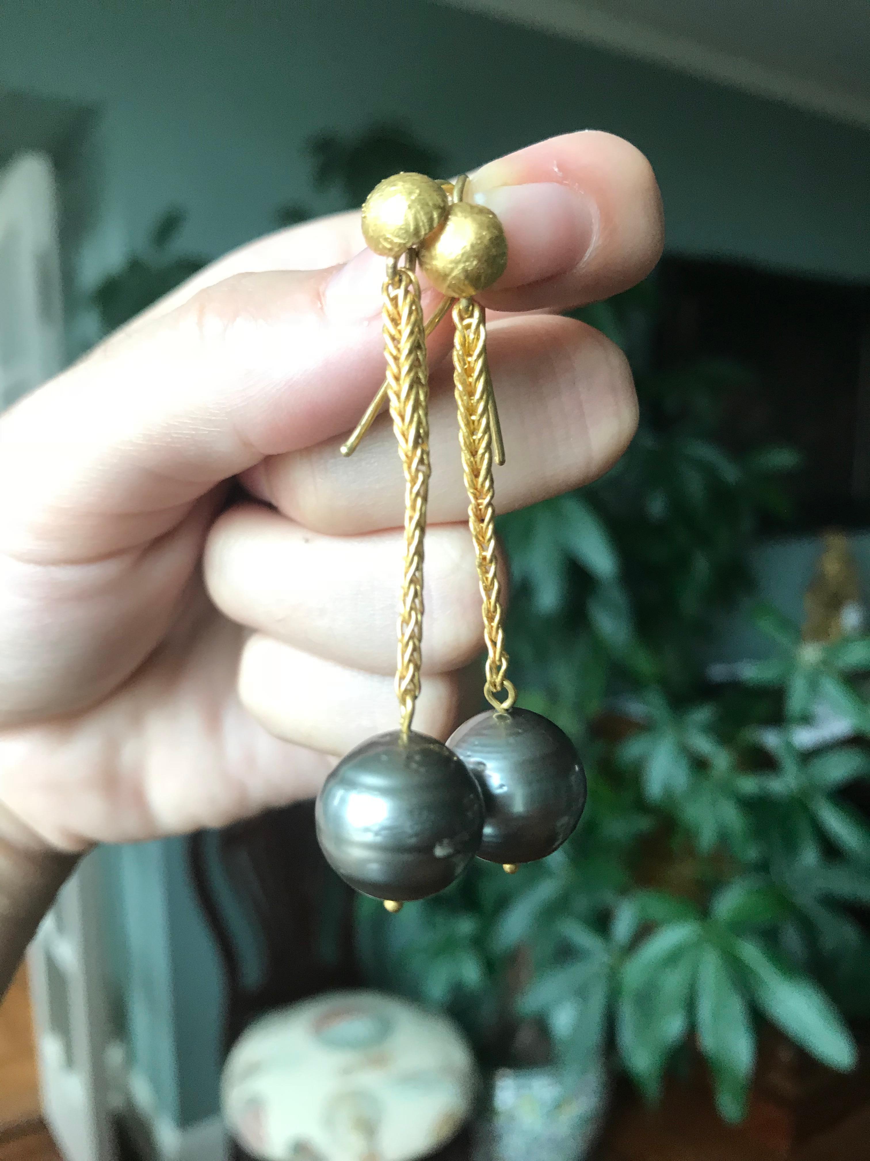 Boucles d'oreilles pendantes grises en or 22K avec perles de Tahiti Design contemporain en vente 8