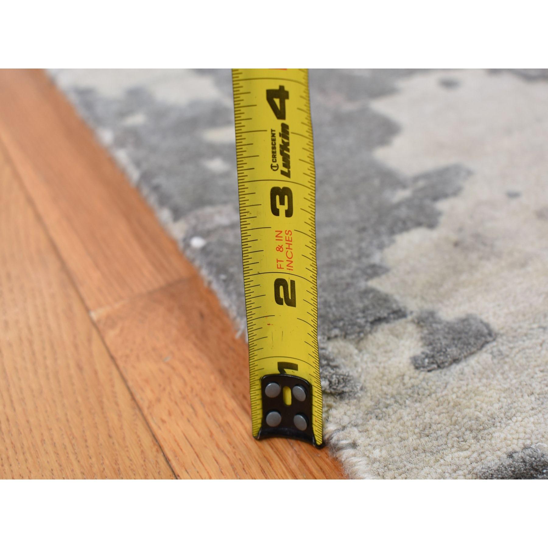Handgeknüpfter Teppich aus Wolle und Seide in Grau mit abstraktem Tropfendesign 8'10