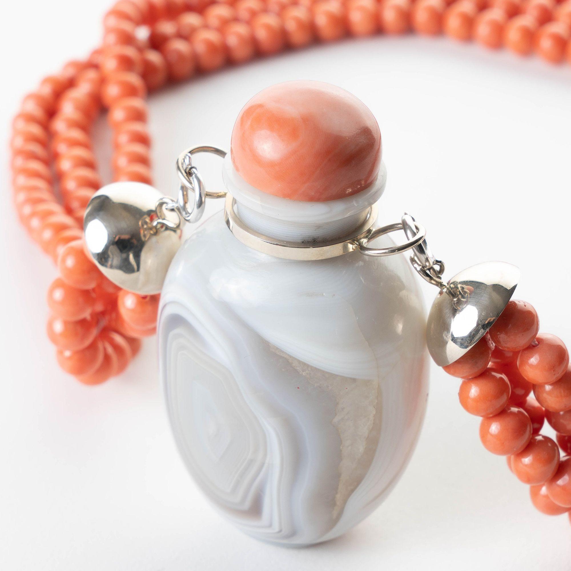 Gray Agate Snuff Bottle Pendant On A Three Strand Coral Bead Necklace, 1850's In Excellent Condition For Sale In Kenilworth, US