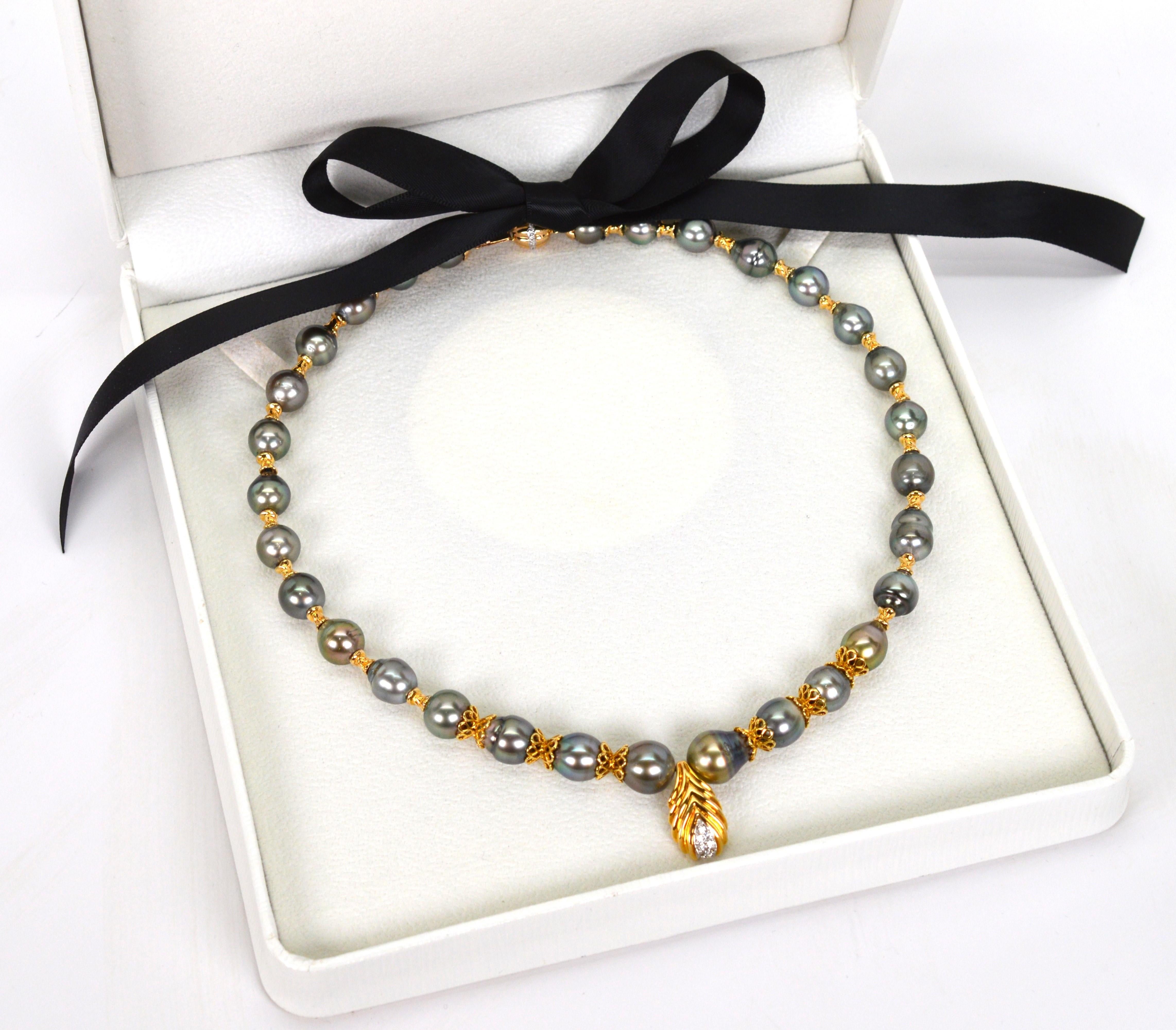 Ciondolo in oro giallo con perle barocche Akoya grigie e accenti di diamanti in vendita 6