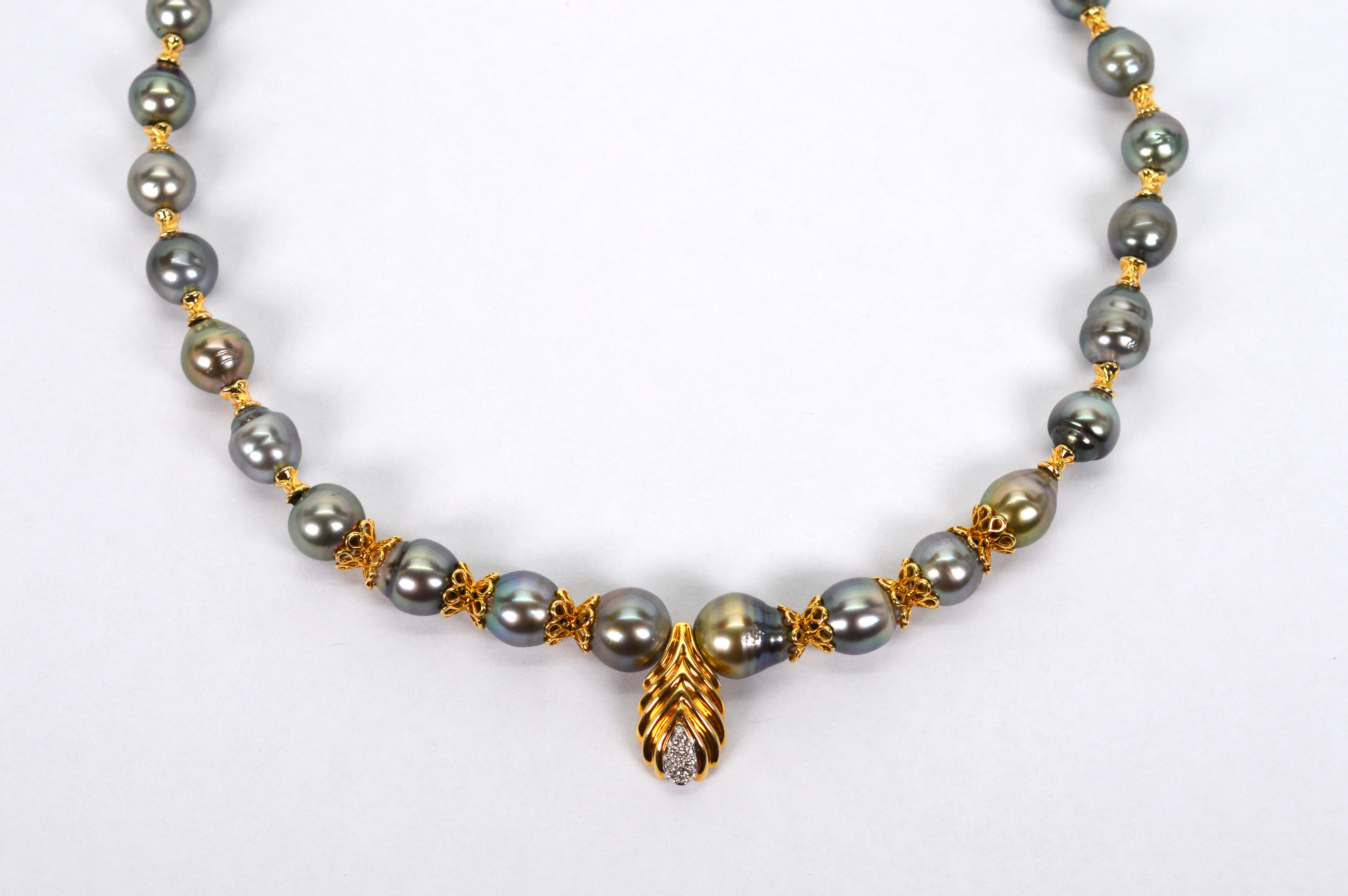 Ciondolo in oro giallo con perle barocche Akoya grigie e accenti di diamanti in vendita 4