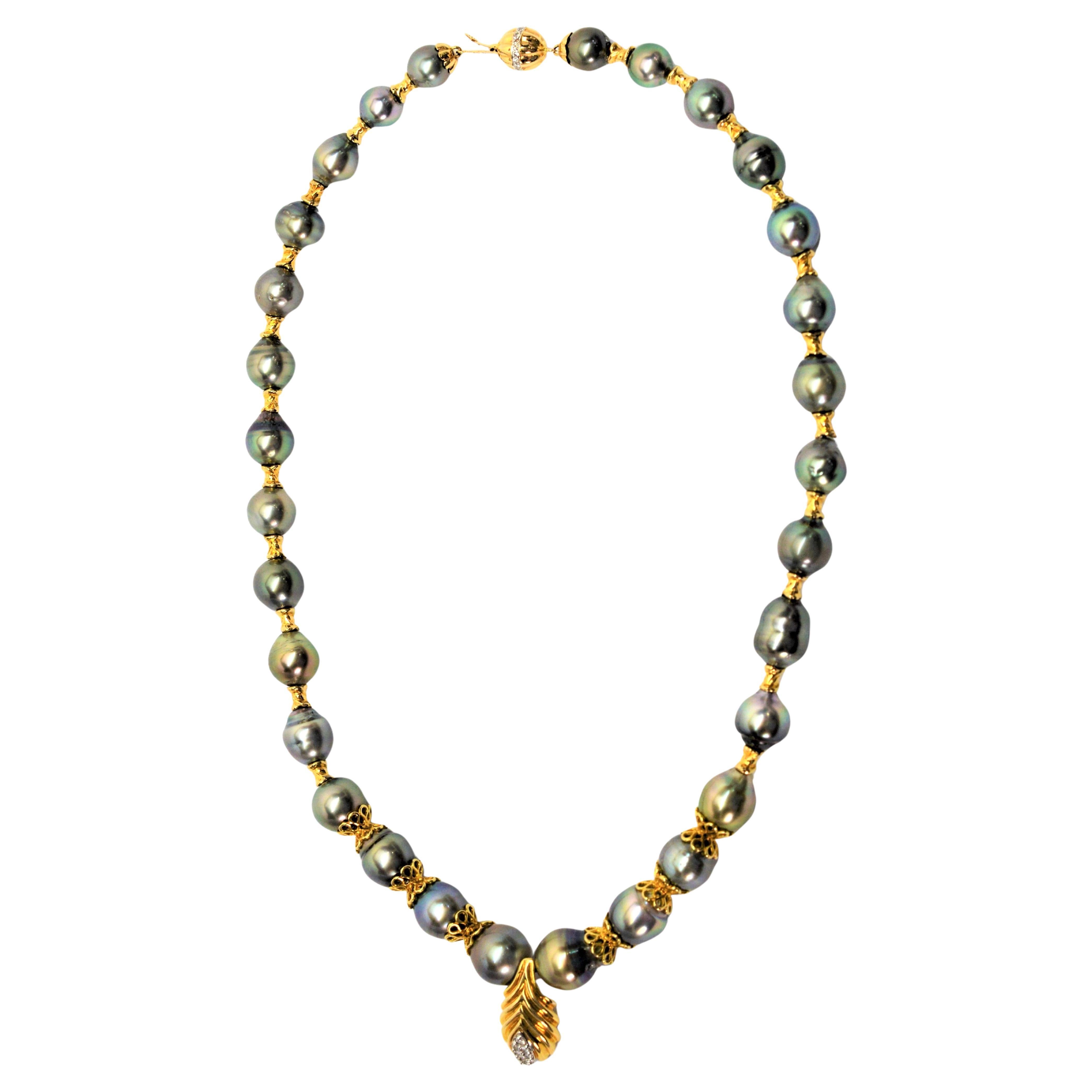 Lucenti perle Akoya barocche e anellate di colore grigio argenteo, che variano da 8 a 11 mm, danno vita a questo sofisticato filo. Unicamente infilato a mano con accenti in filigrana d'oro giallo a quattordici carati che conducono a un ciondolo in