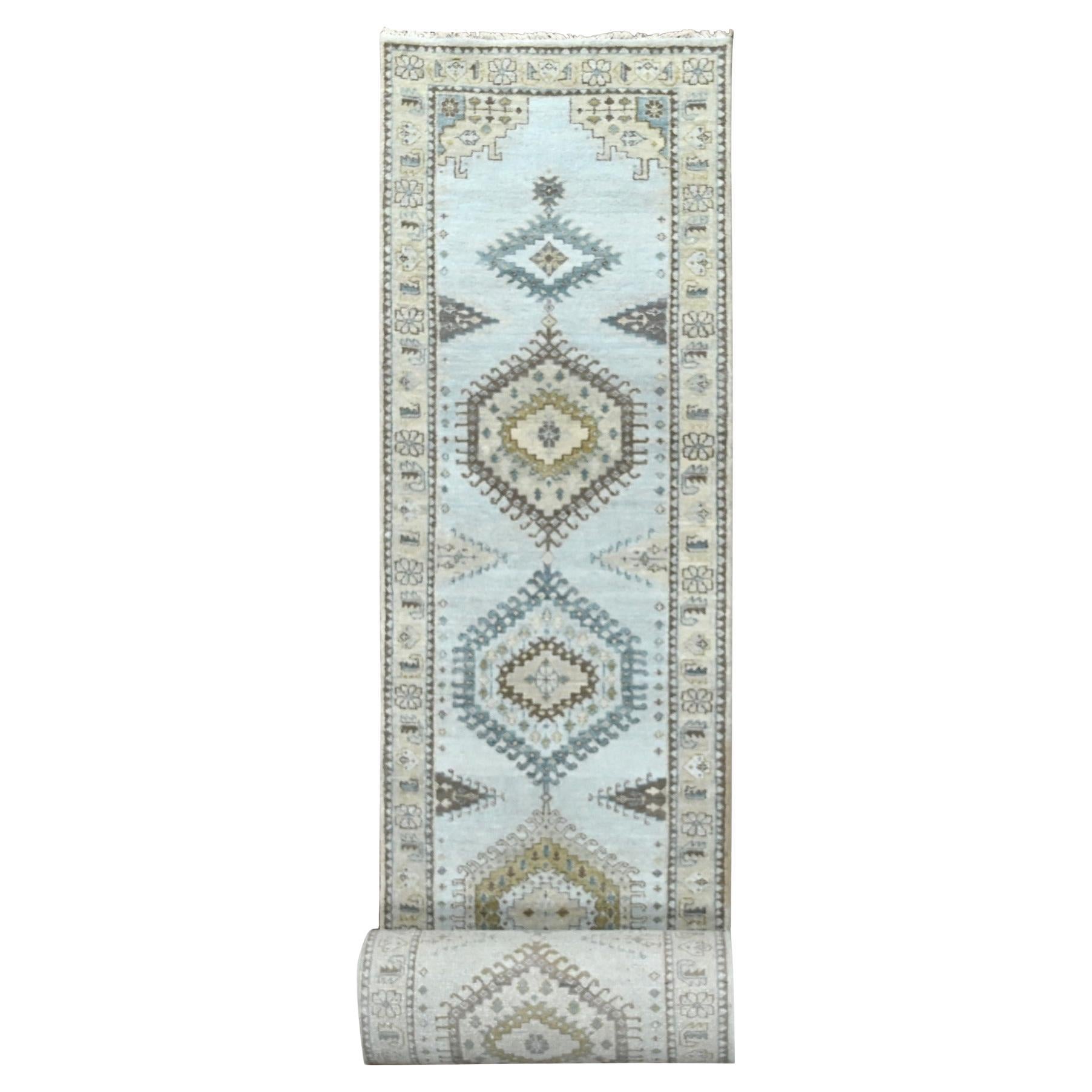 Grauer handgeknüpfter, Dorfinspirierter, geometrischer XL-Läufer aus Wolle in Grau 2'7" x 23'9"