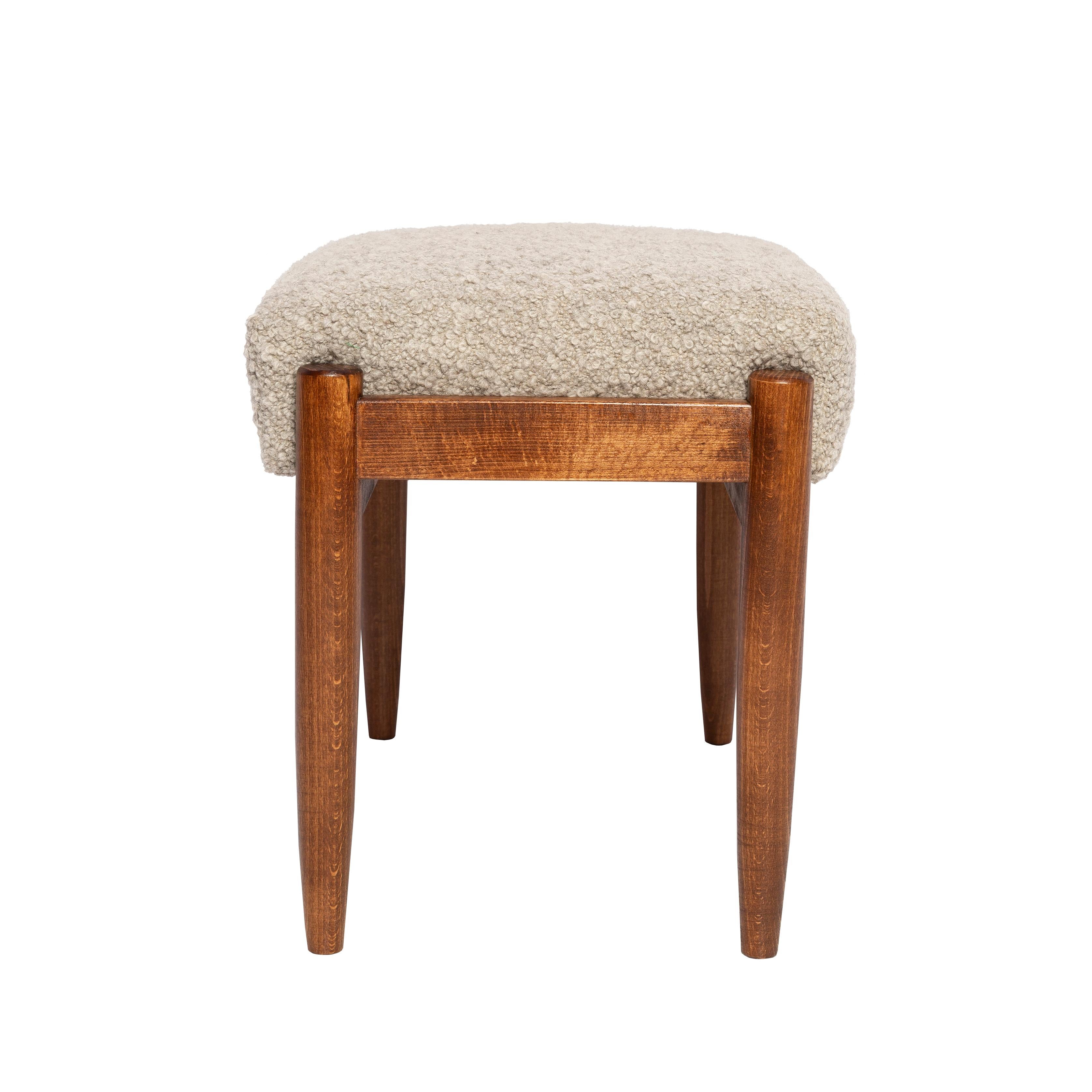 Mid-Century moderno Sgabello in lana d'alpaca grigia di Vintola Studio, poggiapiedi imbottito in faggio in vendita