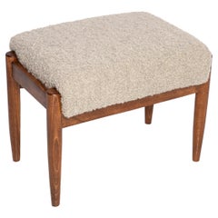 Taburete de lana de alpaca gris de Vintola Studio, reposapiés de madera de haya tapizada