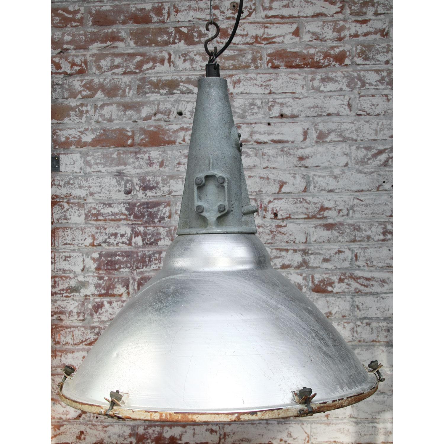 Gray Aluminum Vintage Industrial Cast Iron Top Clear Glass Pendant Lights In Good Condition For Sale In Amsterdam, NL