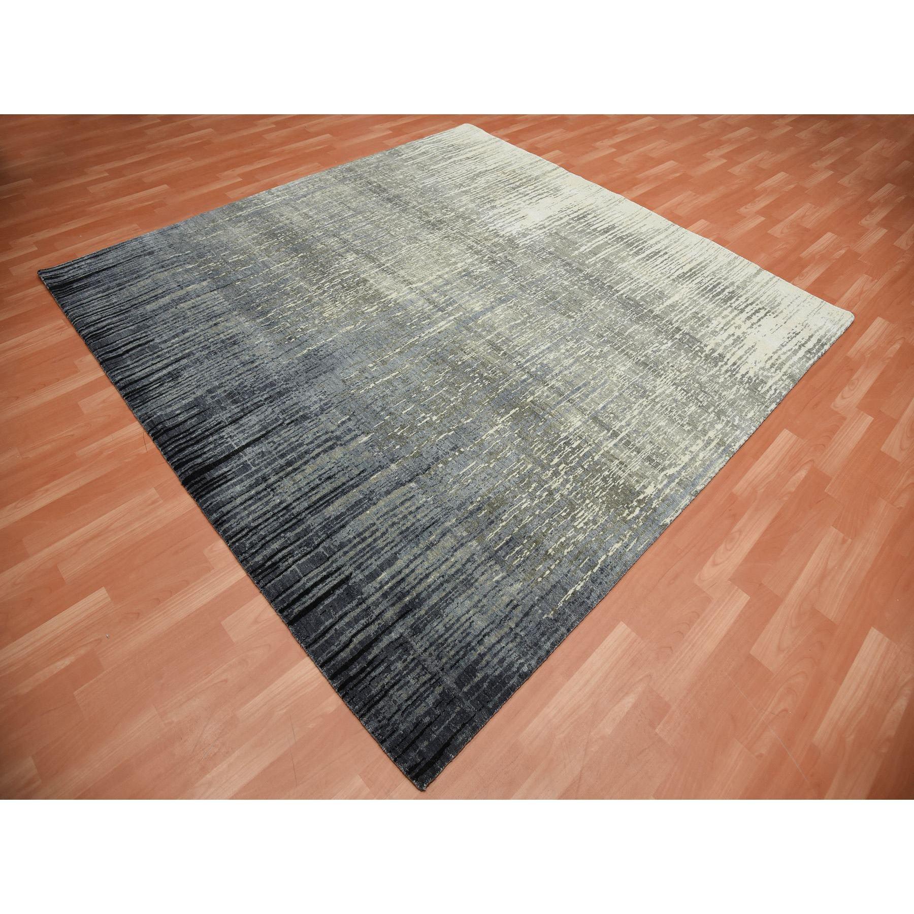 Moderno Tappeto orientale quadrato in pura lana, grigio e nero, annodato a mano e con design Ombrene. in vendita