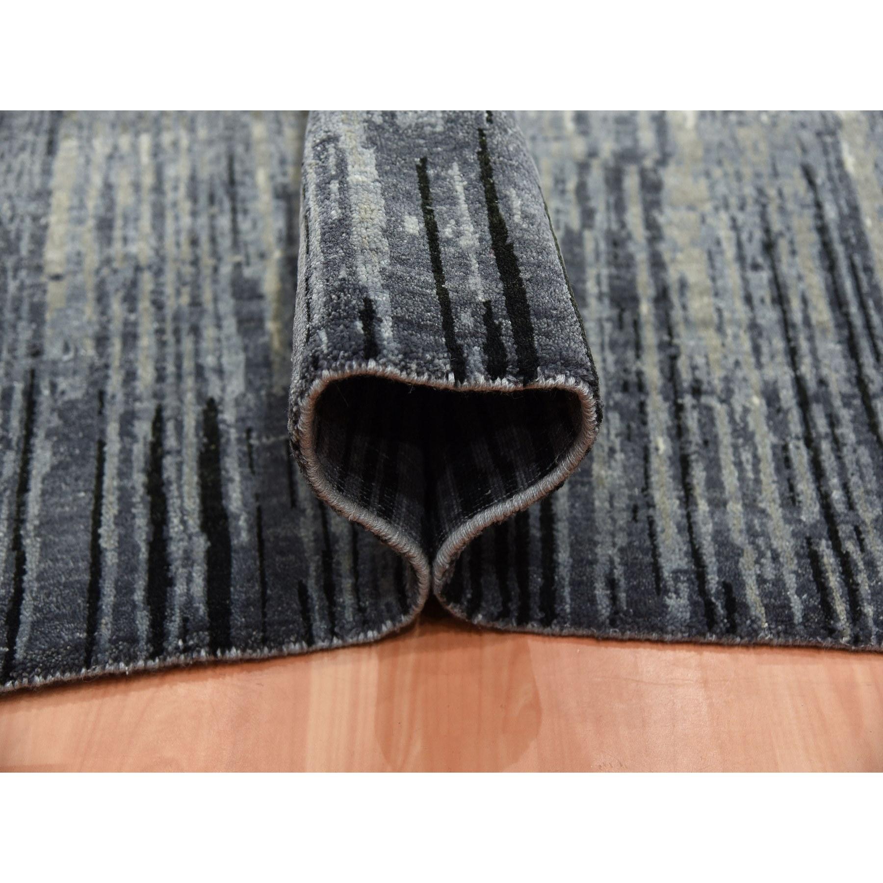 Annodato a mano Tappeto orientale quadrato in pura lana, grigio e nero, annodato a mano e con design Ombrene. in vendita