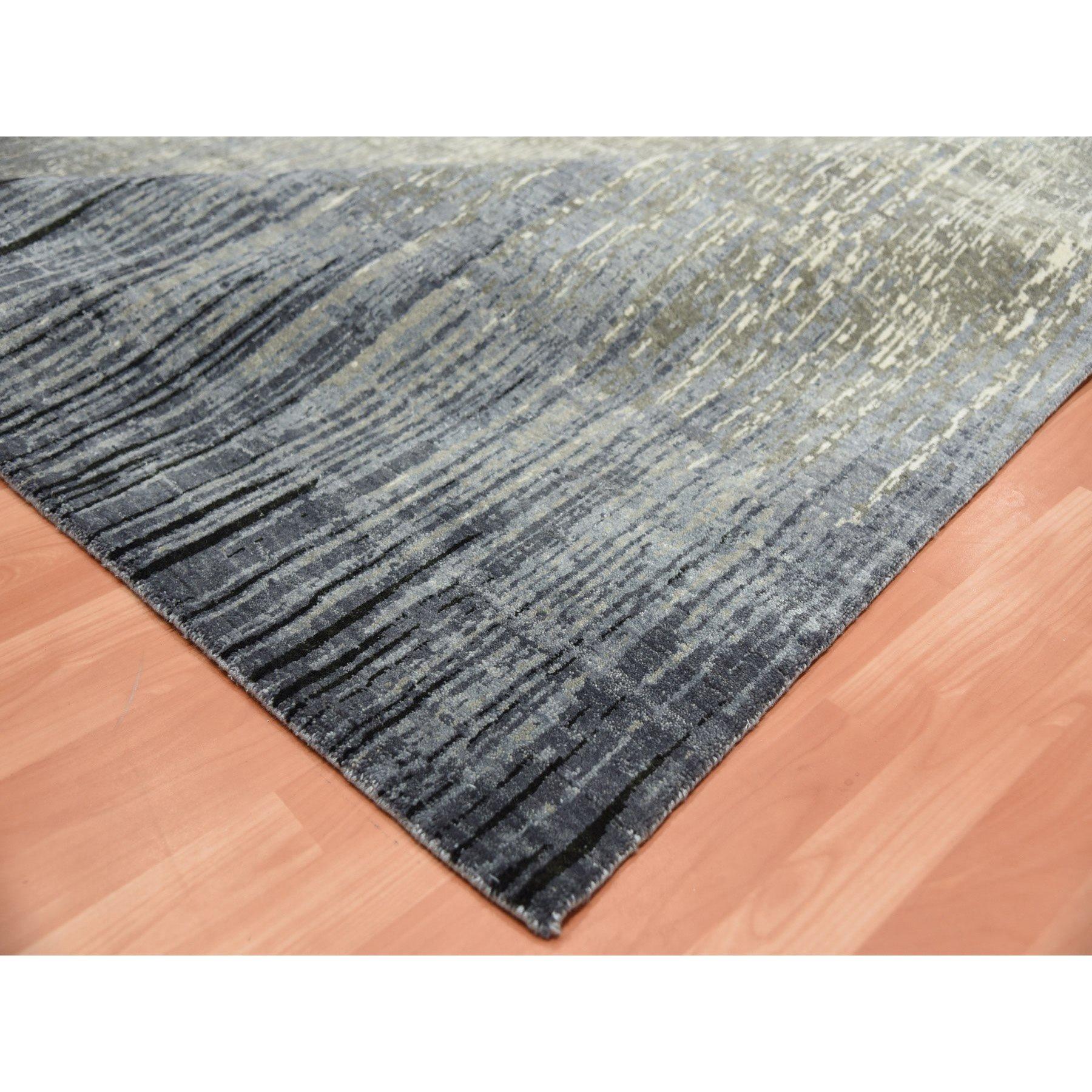 Tappeto orientale quadrato in pura lana, grigio e nero, annodato a mano e con design Ombrene. In condizioni Nuovo in vendita a Carlstadt, NJ