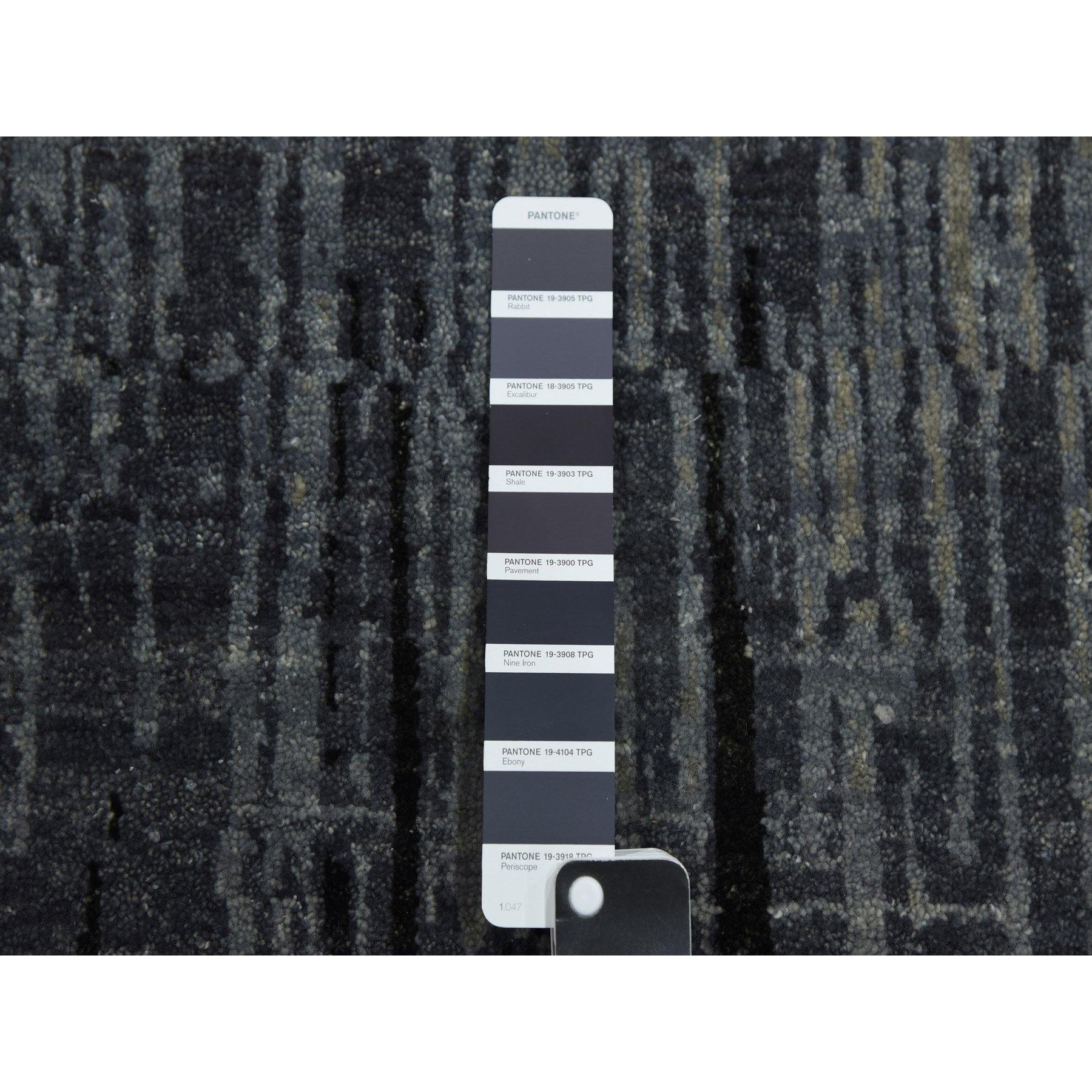 XXI secolo e contemporaneo Tappeto orientale quadrato in pura lana, grigio e nero, annodato a mano e con design Ombrene. in vendita