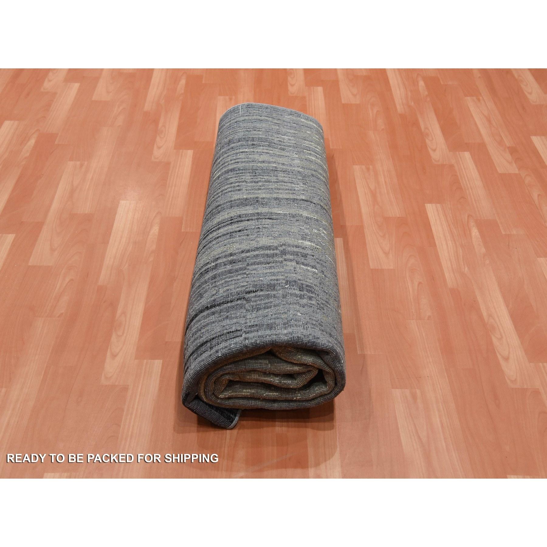 Tappeto orientale quadrato in pura lana, grigio e nero, annodato a mano e con design Ombrene. in vendita 1