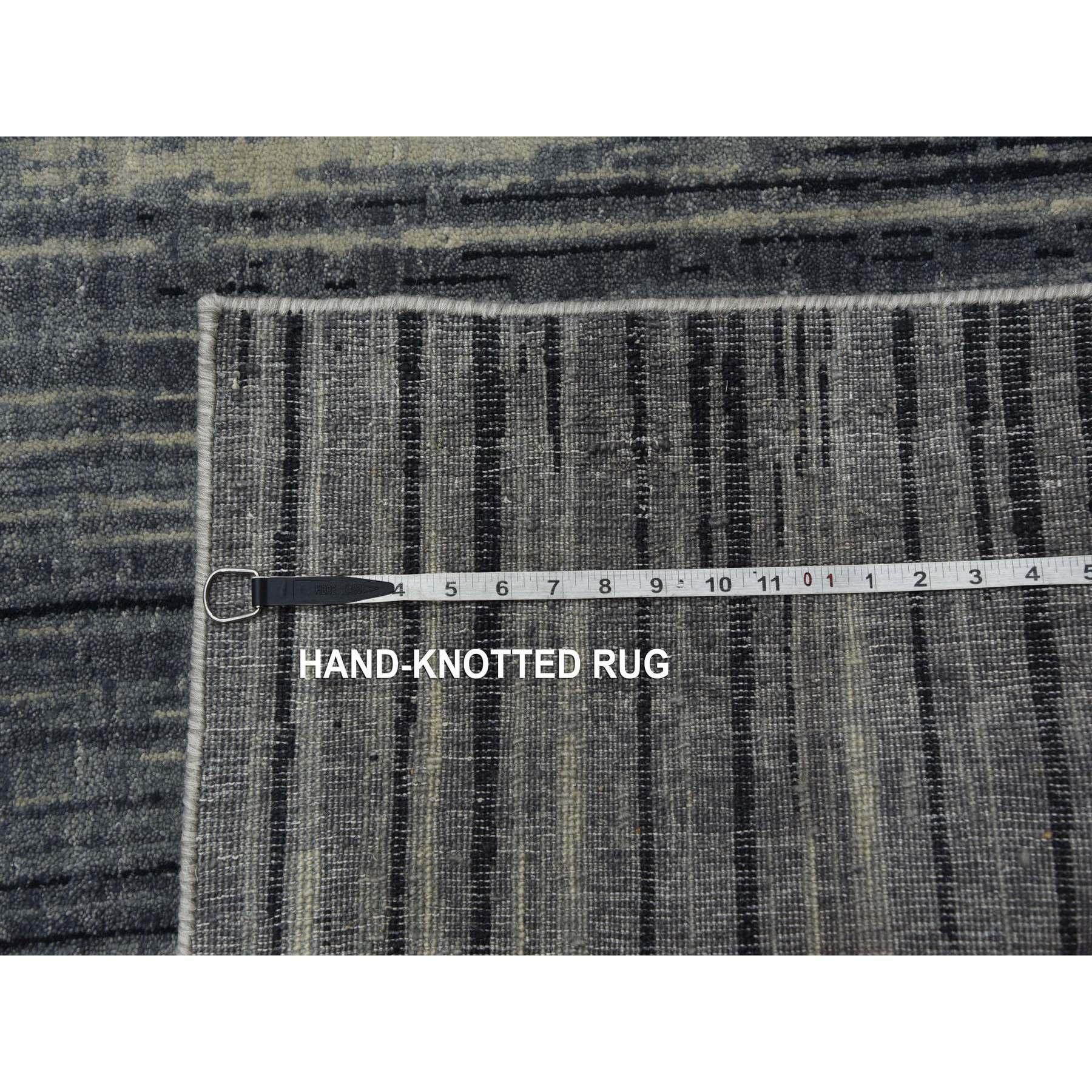 Handgeknüpfter moderner Teppich in Grau und Schwarz aus reiner Wolle im Ombre-Design 10'1