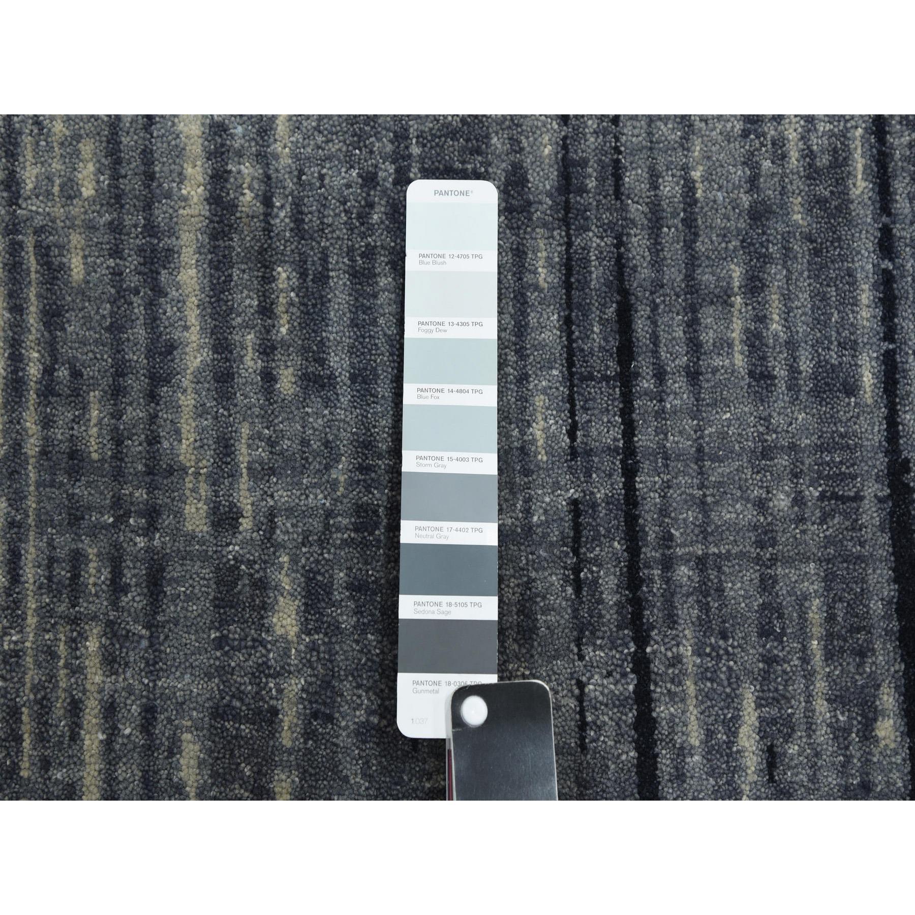 Handgeknüpfter moderner Teppich in Grau und Schwarz aus reiner Wolle im Ombre-Design 10'1