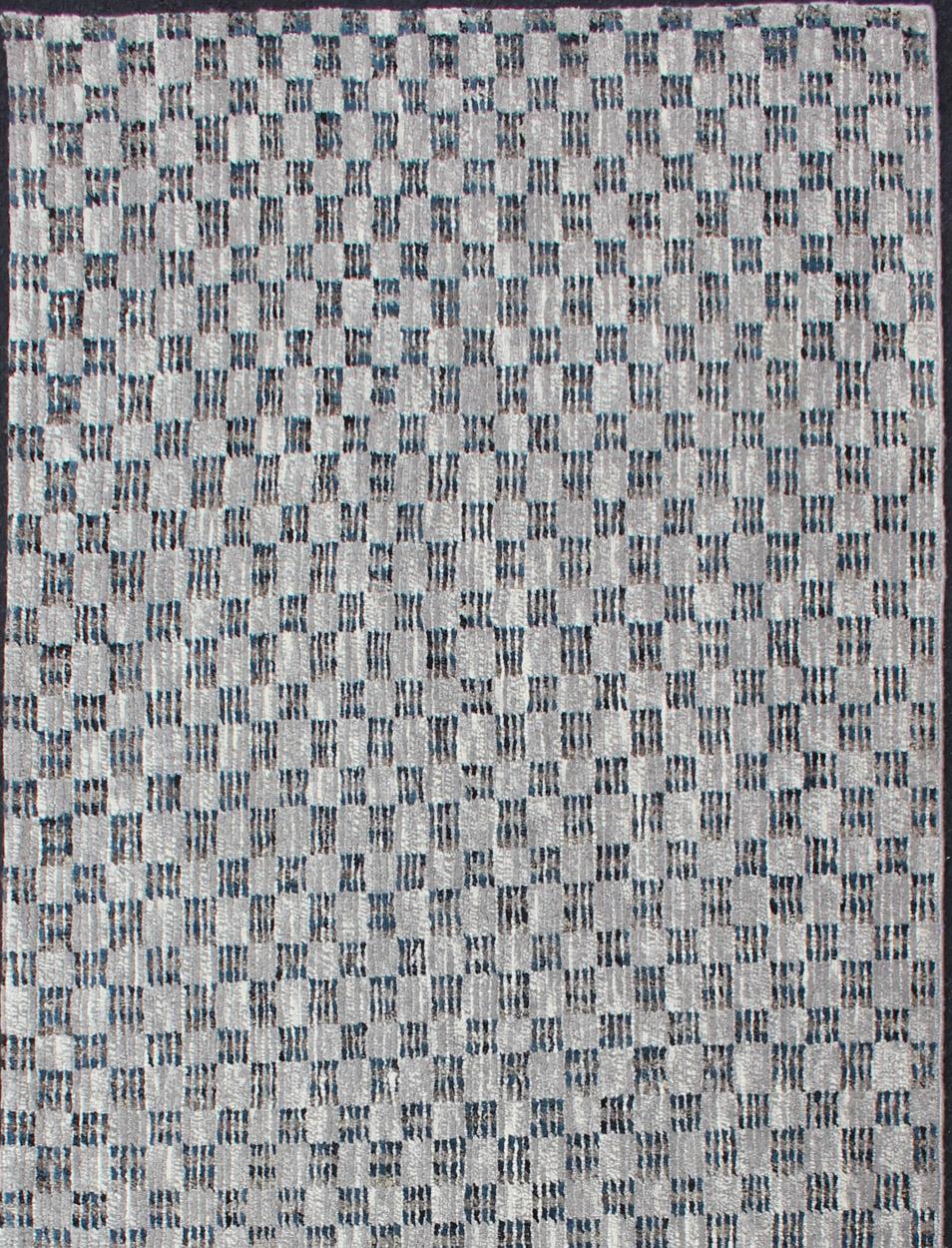 Tapis moderne empilé avec motif de damier en bleu et gris, tapis/OB-955670, pays d'origine / type : Inde/ Piled, état : neuf

Ce tapis flambant neuf présente un design moderne en damier et une composition de gris et de bleus. La palette de