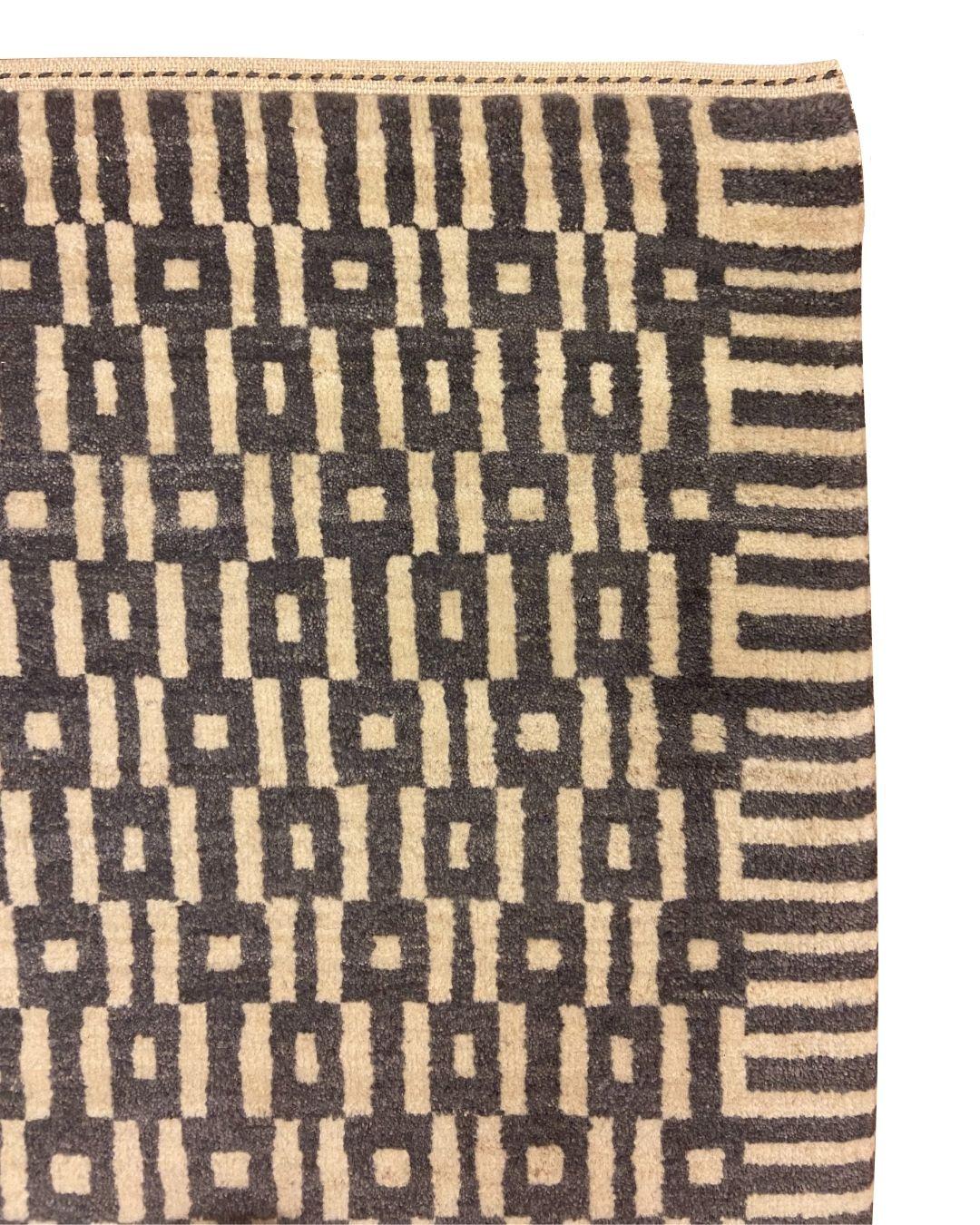 Dieser graue und cremefarbene geometrische Wollteppich im Art-Deco-Stil mit architektonischem Design in der Größe 4' x 6' ist eine gelungene Mischung aus zeitloser Eleganz und modernem Flair. Das kühne geometrische Muster, das von klassischen
