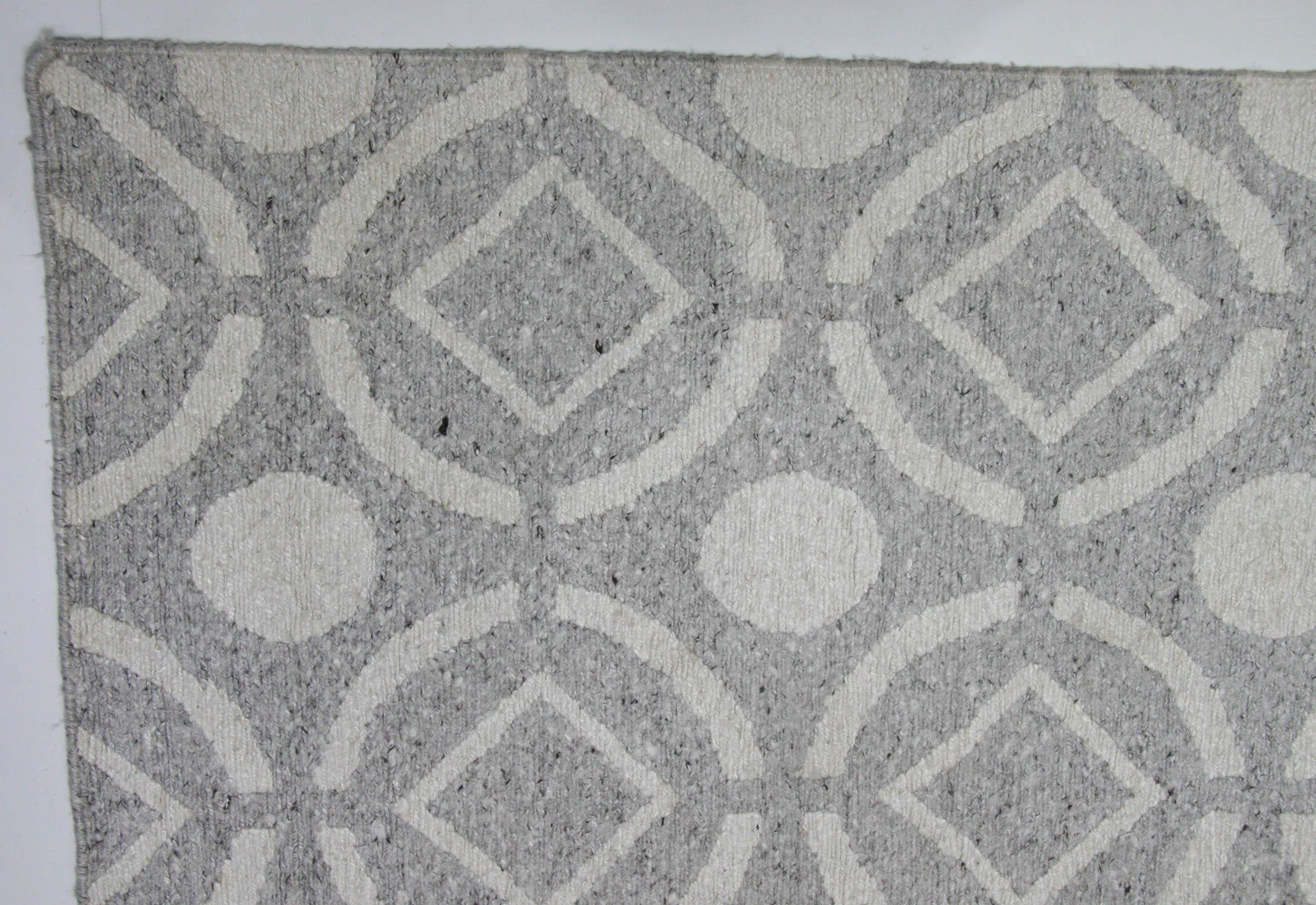 Gray and Ivory Pattern Rug In New Condition For Sale In Los Angeles, CA
