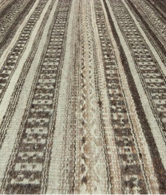 Kilim a trama piatta con motivo a righe grigie e avorio "Bandara" di Doris Leslie Blau