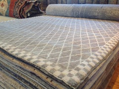 Marokkanischer Teppich im marokkanischen Design mit Diamanten und Schachbrettmuster in Grau und Silber