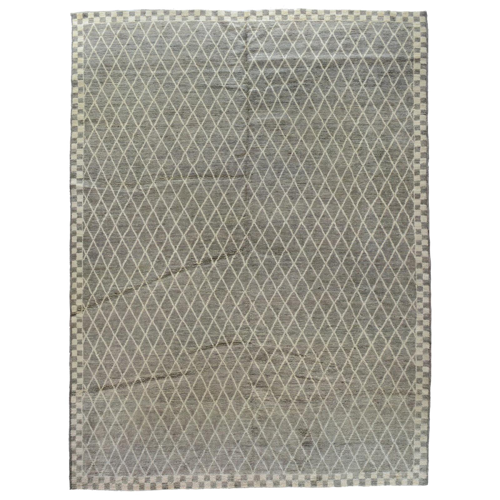 Tappeto con design marocchino a scacchiera e diamanti grigio e argento in vendita