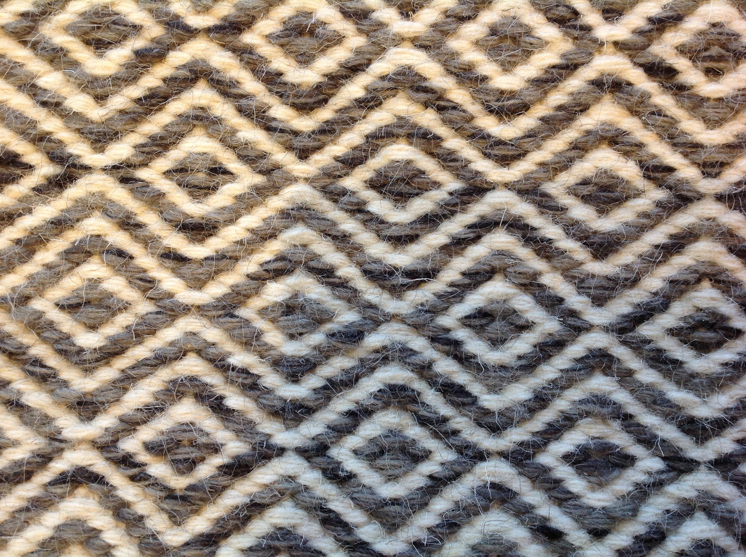 Gray and White Indian Diamonds Rug In New Condition For Sale In Los Angeles, CA