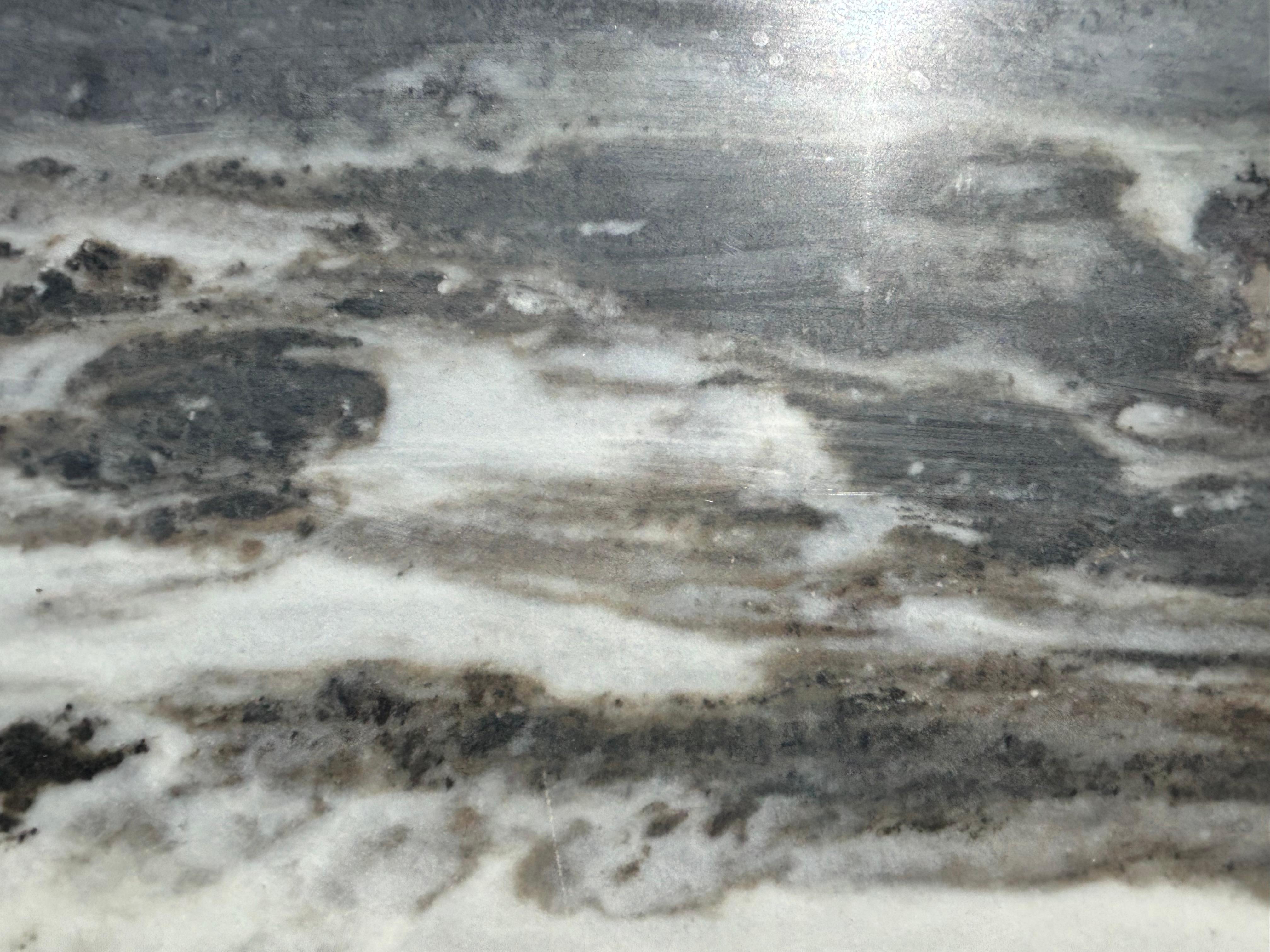 Graue und weiße Landschaftsmalerei Meer & Berge Fine Works of Art im Angebot 3